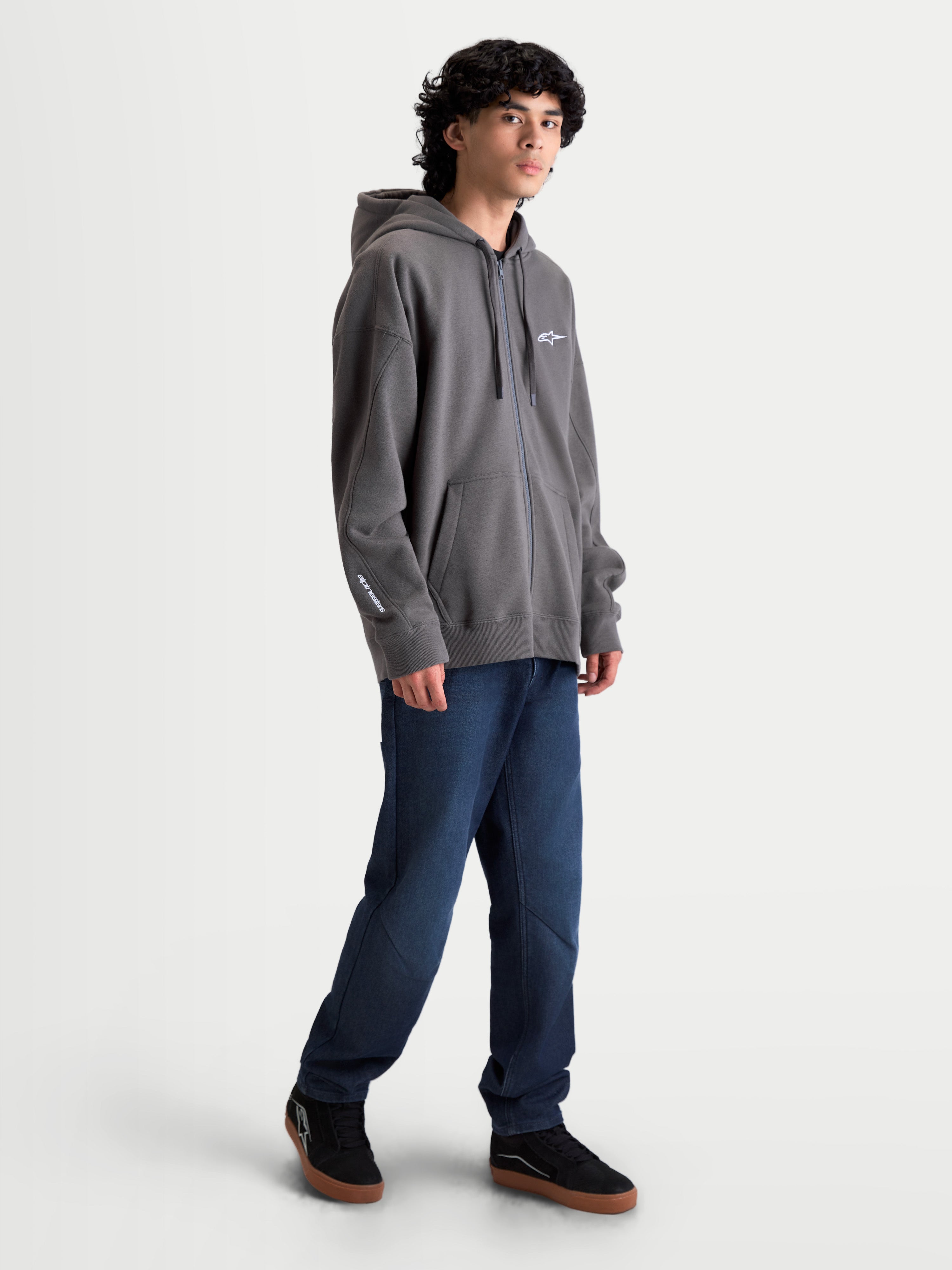 Alpinestars felpa con cappuccio Entity Oversized, felpa con zip in pile da uomo, grigio antracite, vestibilità oversized, zip frontale Vislon, tasche a marsupio, ricami bianchi su petto e manica, abbigliamento sportswear lifestyle ispirato al motorsport