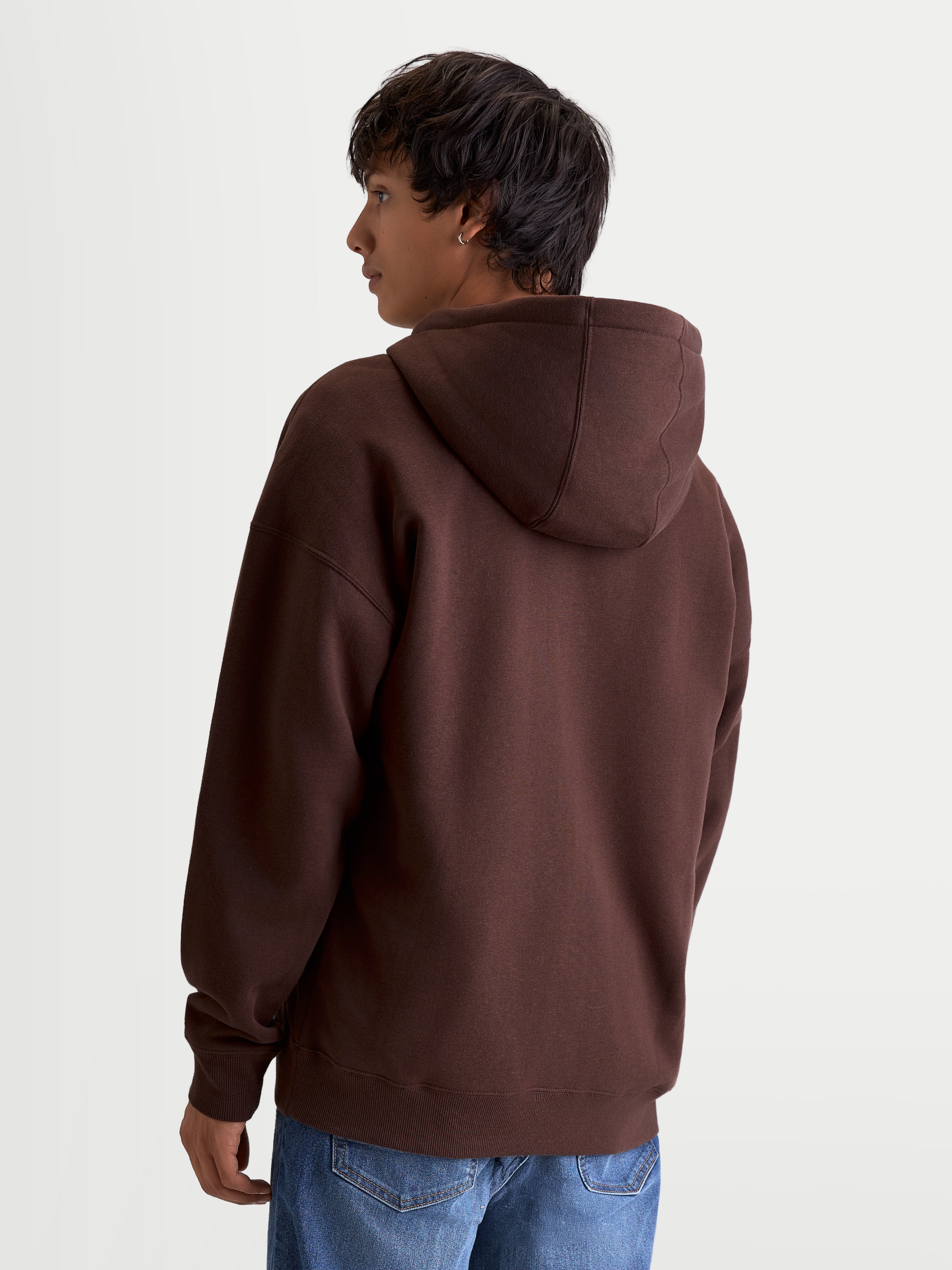 Alpinestars Felpa con cappuccio Entity Oversized, felpa lifestyle sportswear da uomo, marrone, misto cotone riciclato, vista posteriore su modello che evidenzia la silhouette oversize e il dettaglio del cappuccio