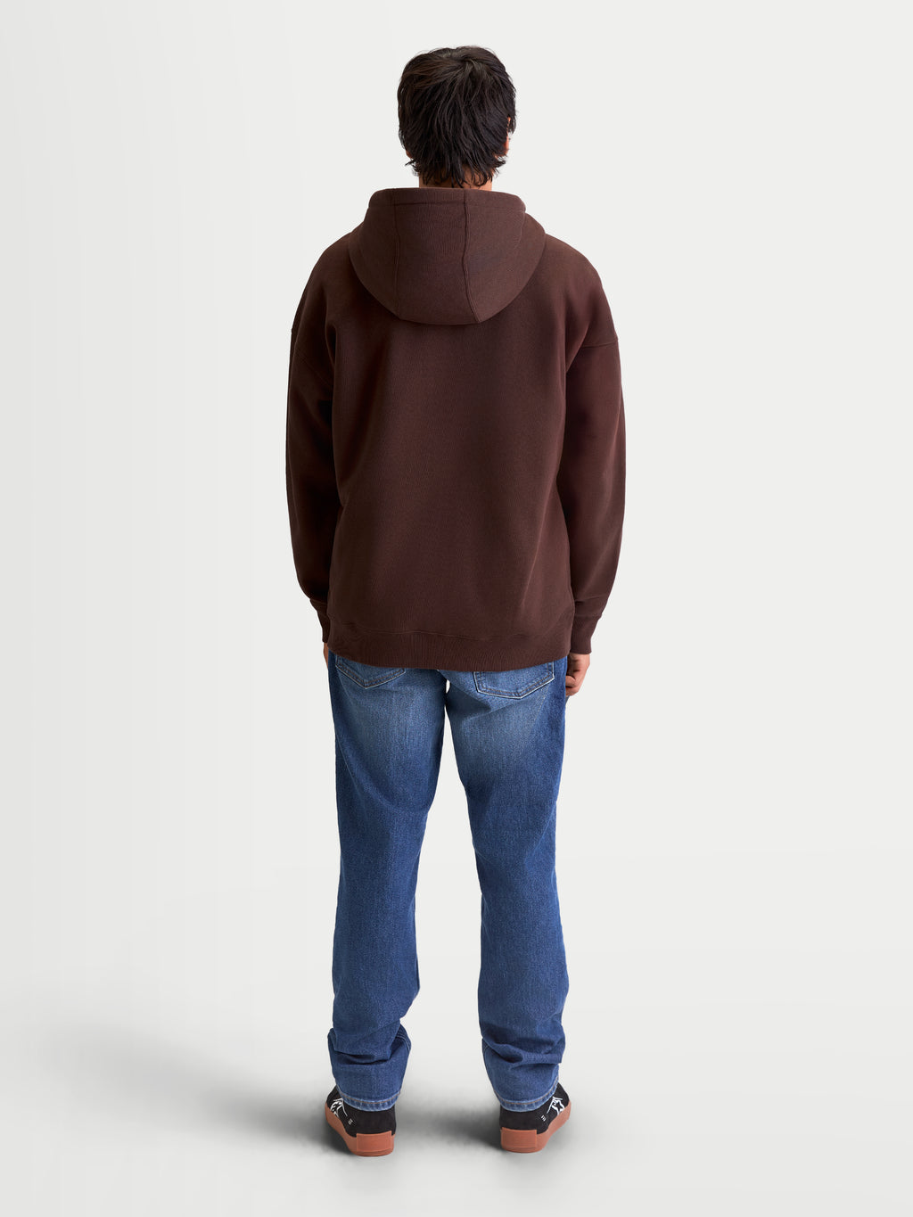 Alpinestars Felpa con cappuccio Entity Oversized, felpa marrone casual sportswear vista dal retro su modello, vestibilità rilassata oversize, realizzata in pile di misto cotone riciclato, abbigliamento lifestyle.