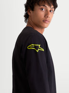 Alpinestars Maglietta Velocifier CSF, maglietta sportswear a maniche lunghe da uomo, nera con logo Astars giallo vibrante sulla spalla, primo piano, stile casual motorsport