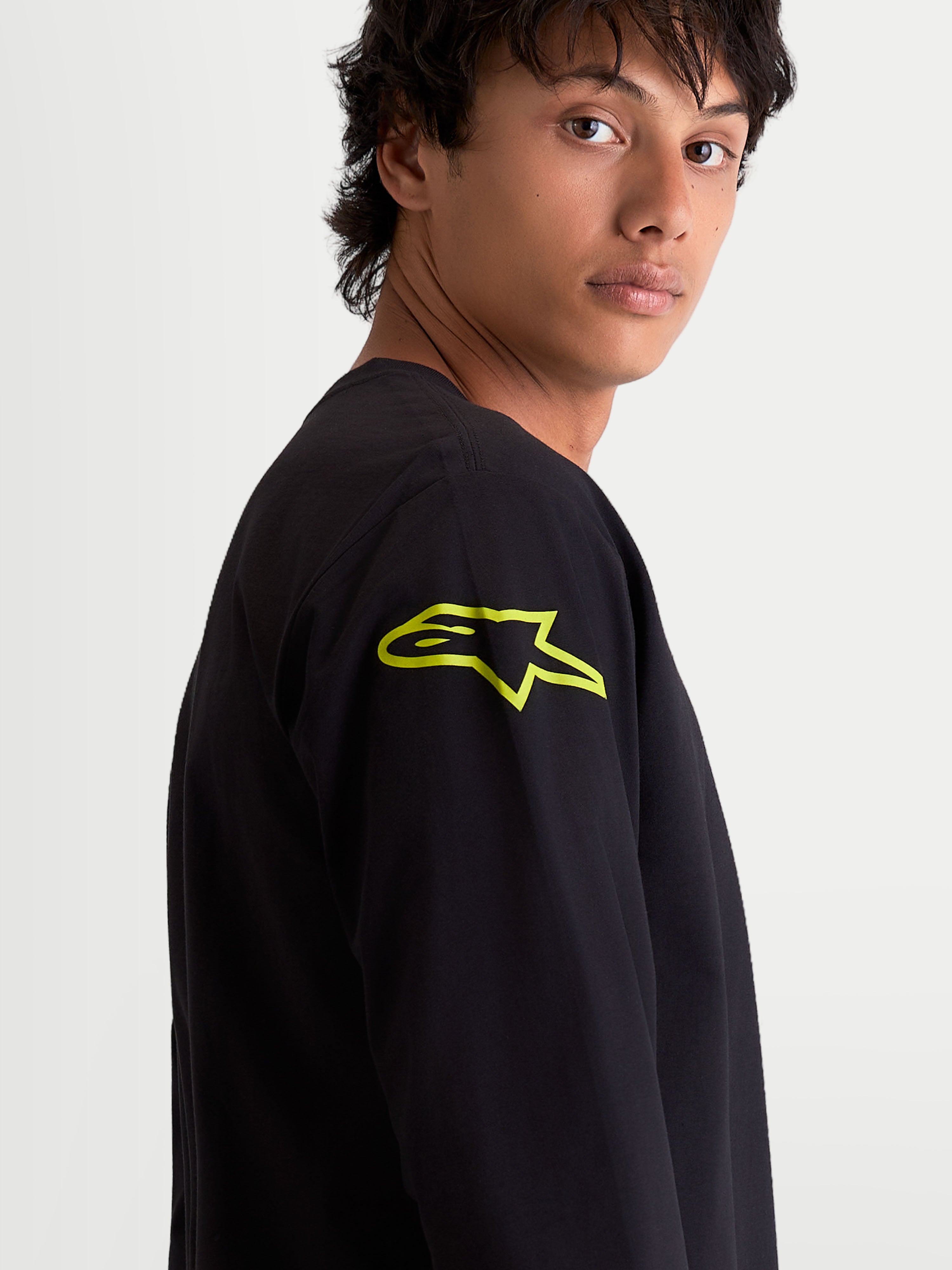 Alpinestars Maglietta Velocifier CSF, maglietta sportswear a maniche lunghe da uomo, nera con logo Astars giallo vibrante sulla spalla, primo piano, stile casual motorsport