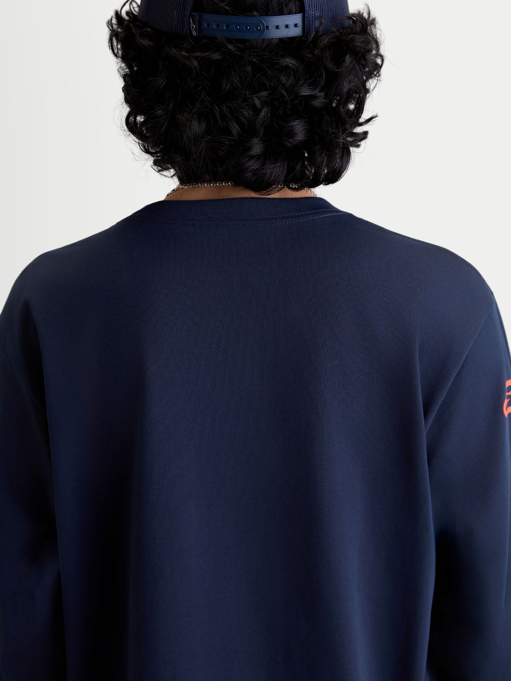 Alpinestars Maglietta Velocifier CSF, maglietta a maniche lunghe blu navy, vista posteriore su modello con girocollo a coste, abbigliamento casual motorsport in misto cotone e poliestere riciclato