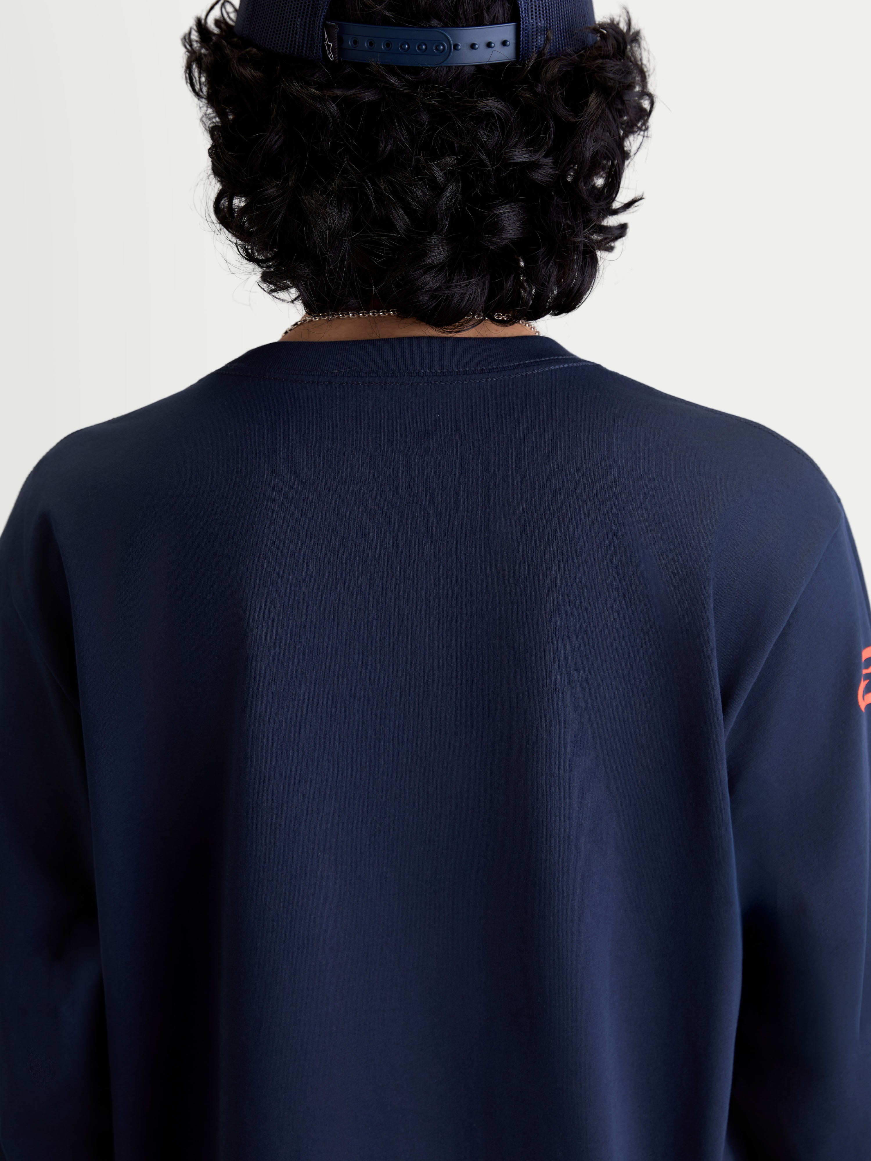 Alpinestars Maglietta Velocifier CSF, maglietta a maniche lunghe blu navy, vista posteriore su modello con girocollo a coste, abbigliamento casual motorsport in misto cotone e poliestere riciclato