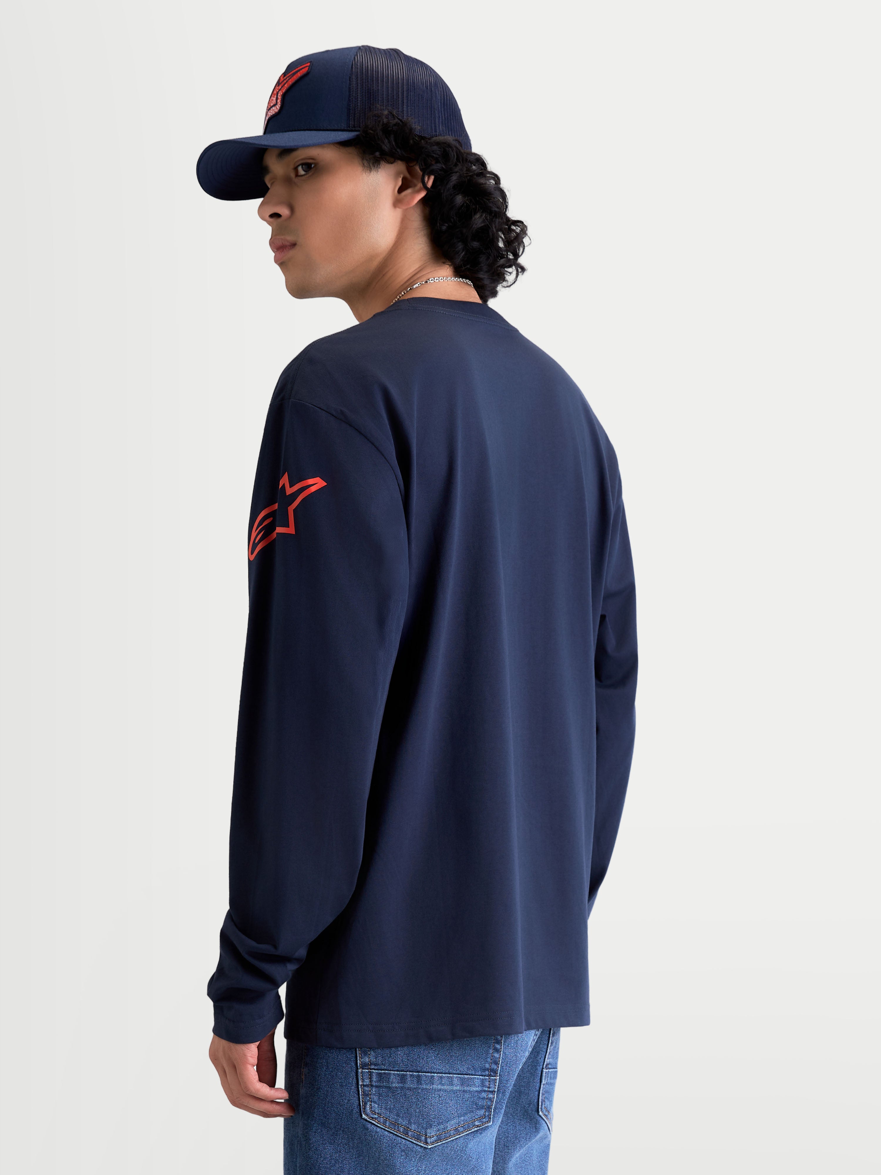 Alpinestars Maglietta Velocifier CSF, maglietta sportswear a maniche lunghe, blu navy e rossa, con logo Astars rosso sulla spalla e polsini a coste, vista posteriore su modello, in 80% cotone e 20% poliestere riciclato