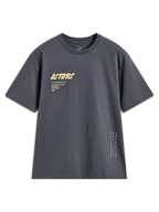 Alpinestars Chalk Oversized CSF Tee, maglietta a maniche corte da uomo, grigio antracite, logo Astars frontale e branding verticale laterale, vestibilità ampia, abbigliamento casual motorsport