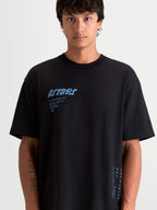 Alpinestars Maglietta Chalk Oversized CSF, maglietta da uomo, nera con grafiche blu chiaro, vestibilità oversize rilassata, logo Astars frontale e scritte laterali, stile sportswear casual