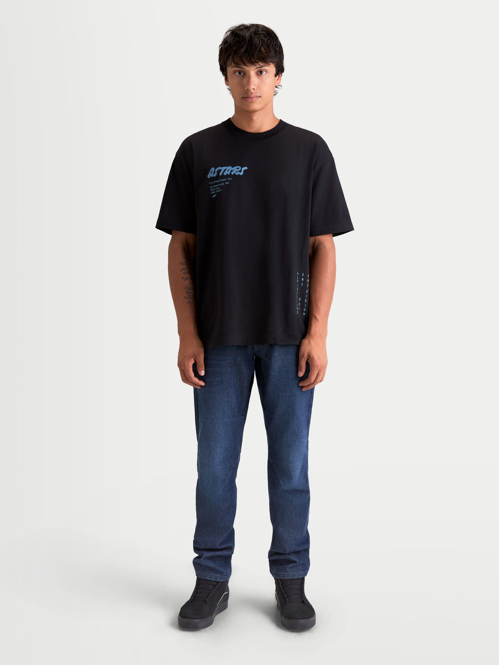 Alpinestars Maglietta Chalk Oversized CSF, maglietta a maniche corte da uomo, nera con grafica Astars blu sul petto, vestibilità oversize e branding laterale, stile casual motorsport