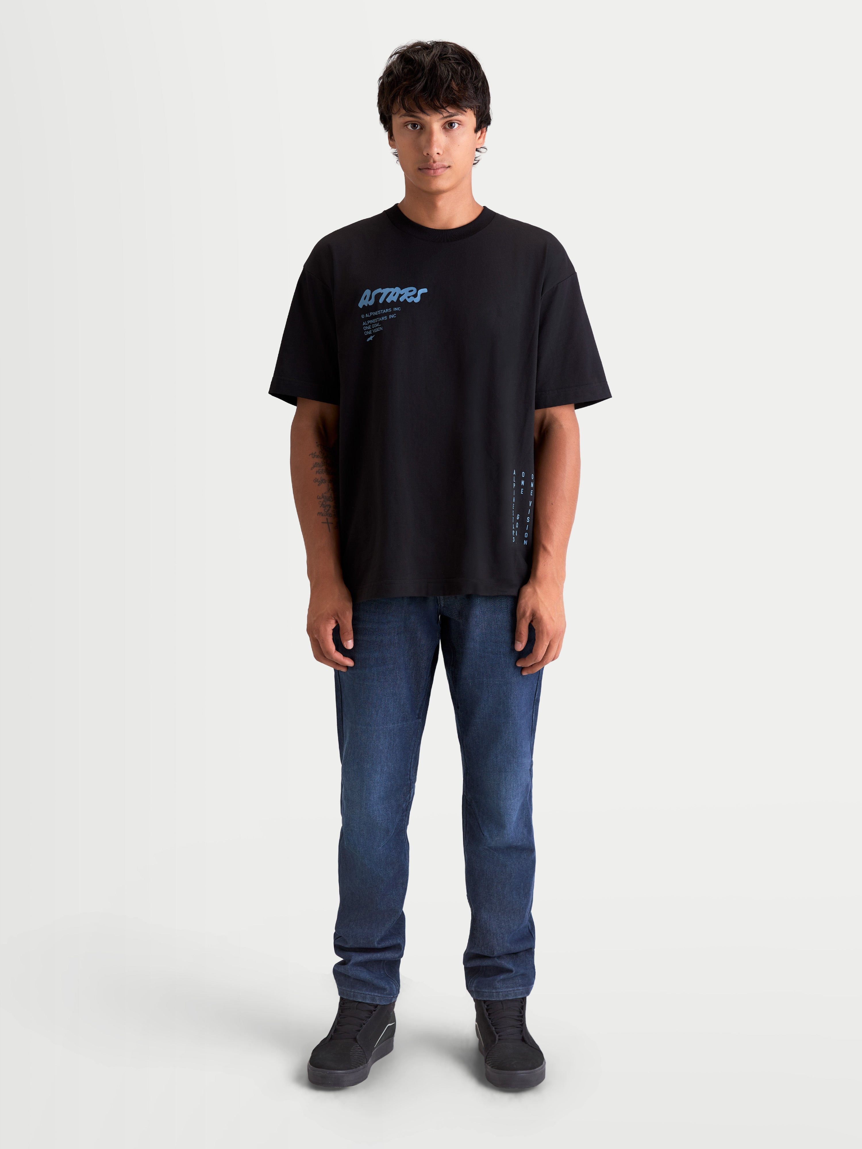 Alpinestars Maglietta Chalk Oversized CSF, maglietta a maniche corte da uomo, nera con grafica Astars blu sul petto, vestibilità oversize e branding laterale, stile casual motorsport