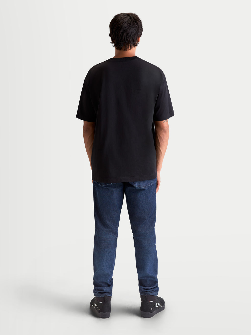 Alpinestars Maglietta Chalk Oversized CSF, maglietta a maniche corte sportswear, nero, vista posteriore su modello, vestibilità oversize rilassata, costruzione in misto cotone e poliestere