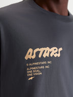 Alpinestars maglietta Chalk Oversized CSF, maglietta a maniche corte grigio antracite e beige, dettaglio ravvicinato del logo Astars e del motto One Goal One Vision sulla parte anteriore, stile casual sportivo lifestyle con vestibilità oversize.