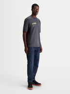 Alpinestars Maglietta Chalk Oversized CSF, maglietta a maniche corte da uomo, vestibilità oversize, grigio antracite, con grafica Astars sul petto, indossata da un modello, stile casual motorsport