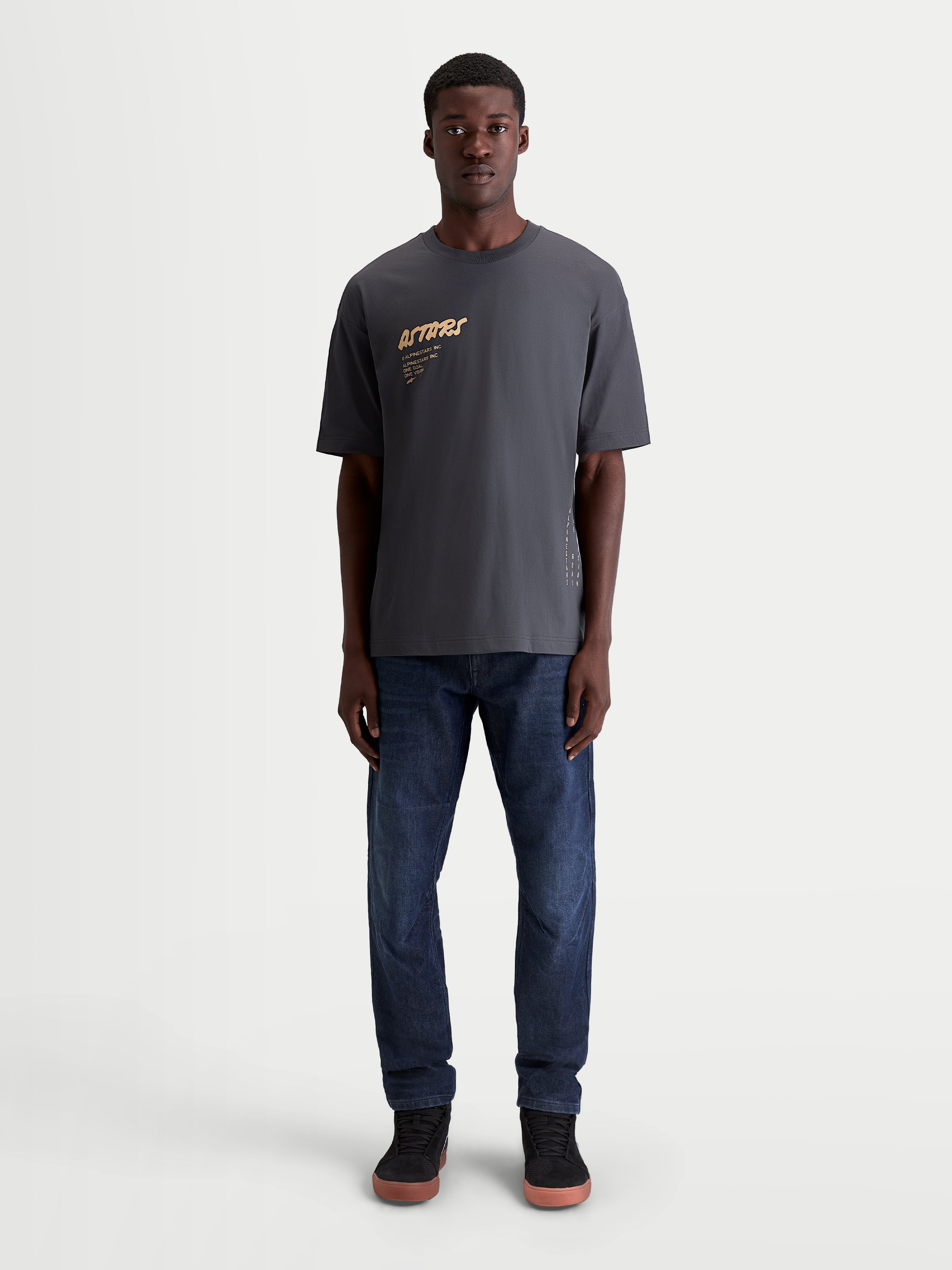 Alpinestars Maglietta Chalk Oversized CSF, t-shirt sportswear a maniche corte da uomo, grigio antracite con grafica frontale Astars color sabbia, vestibilità oversize rilassata in misto cotone e poliestere