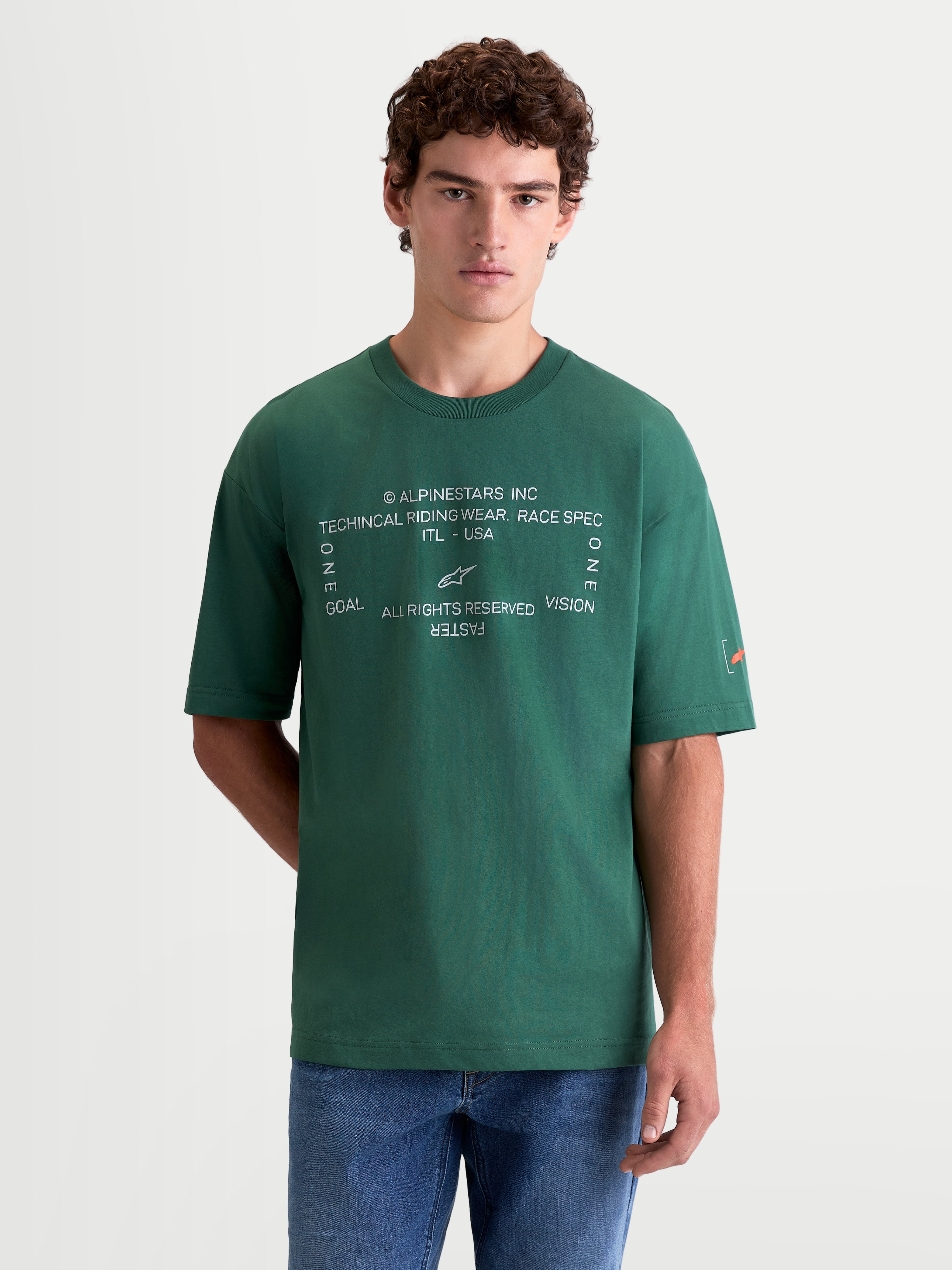 Alpinestars Maglietta Infinity Oversized CSF, maglietta a maniche corte da uomo, verde, grafica bianca sul petto con logo e motto One Goal One Vision, vestibilità oversize, misto cotone e poliestere, stile sportswear casual.