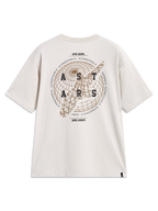 Alpinestars Latitude Oversized CSF Tee, maglietta a maniche corte, beige cemento, con grande grafica posteriore a globo e logo Astars, abbigliamento casual ispirato al motorsport