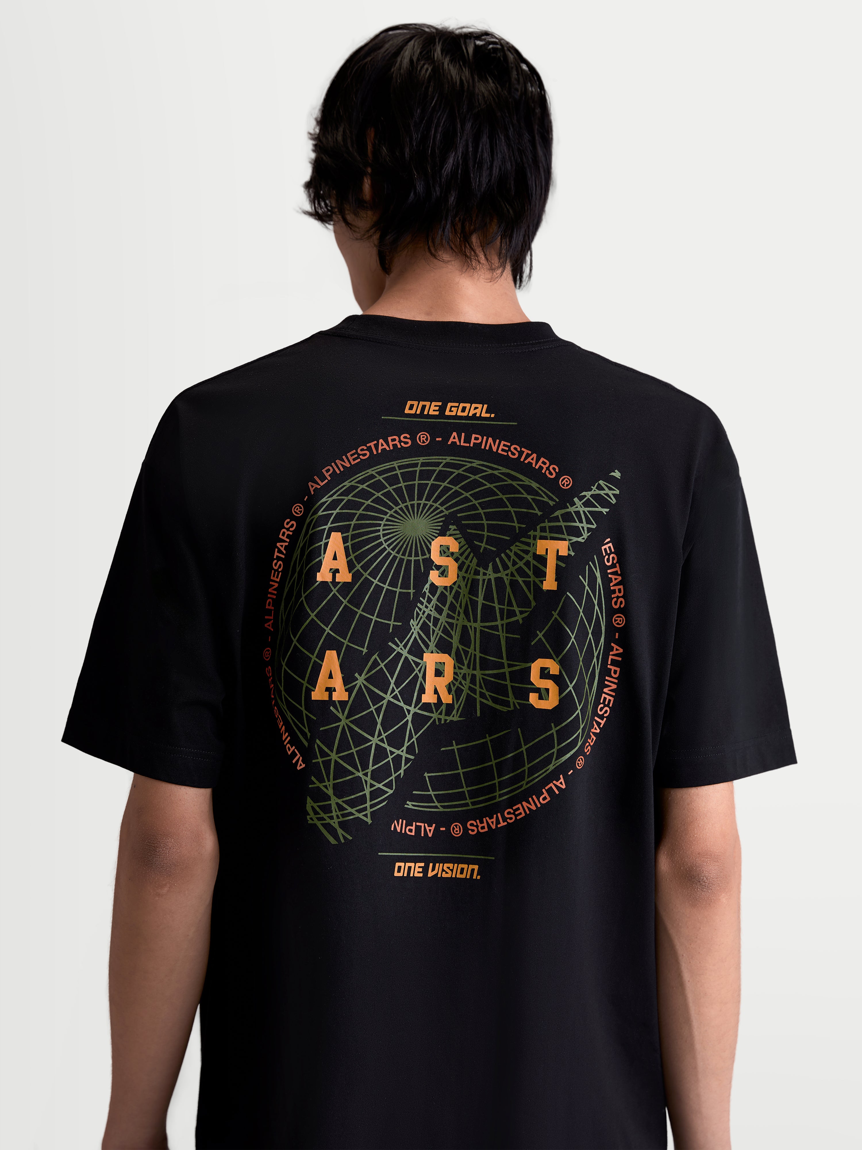 Alpinestars Maglietta Latitude Oversized CSF, maglietta a maniche corte nera, vista posteriore su modello, grande grafica a globo verde e marchio ASTARS arancione con slogan motorsport, stile casual e sportswear