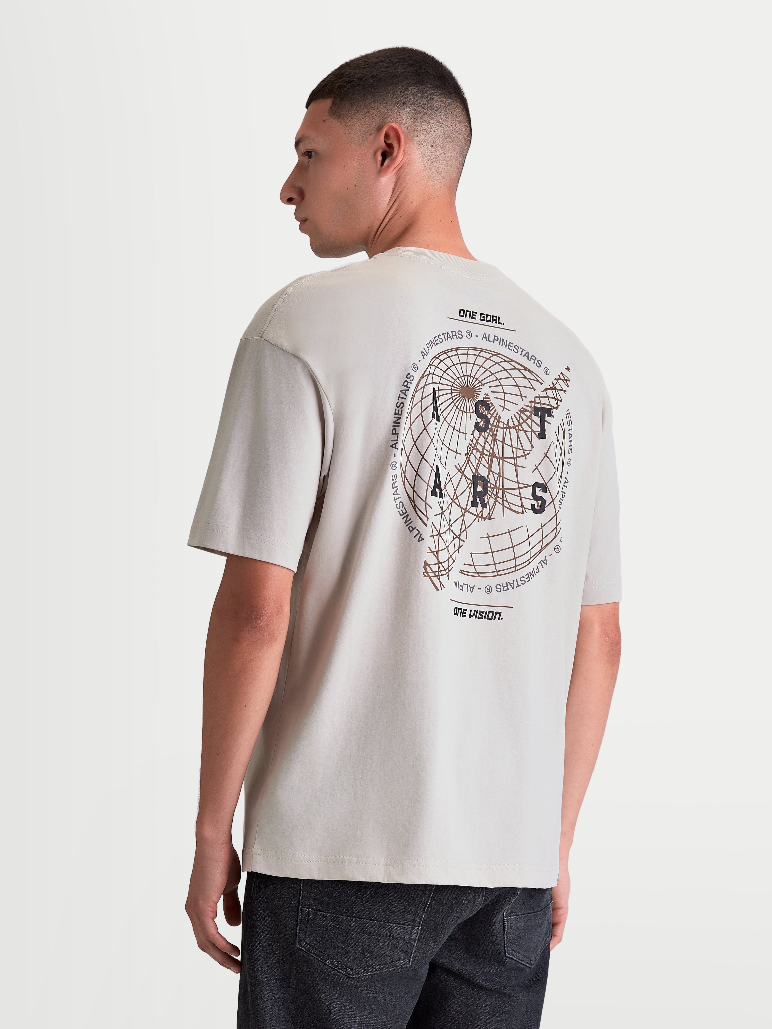 Alpinestars Maglietta Latitude Oversized CSF, maglietta a maniche corte da uomo, grigia, vestibilità rilassata oversized, caratterizzata da una grande grafica posteriore con globo, scritta ASTARS e branding One Goal One Vision, sportswear casual