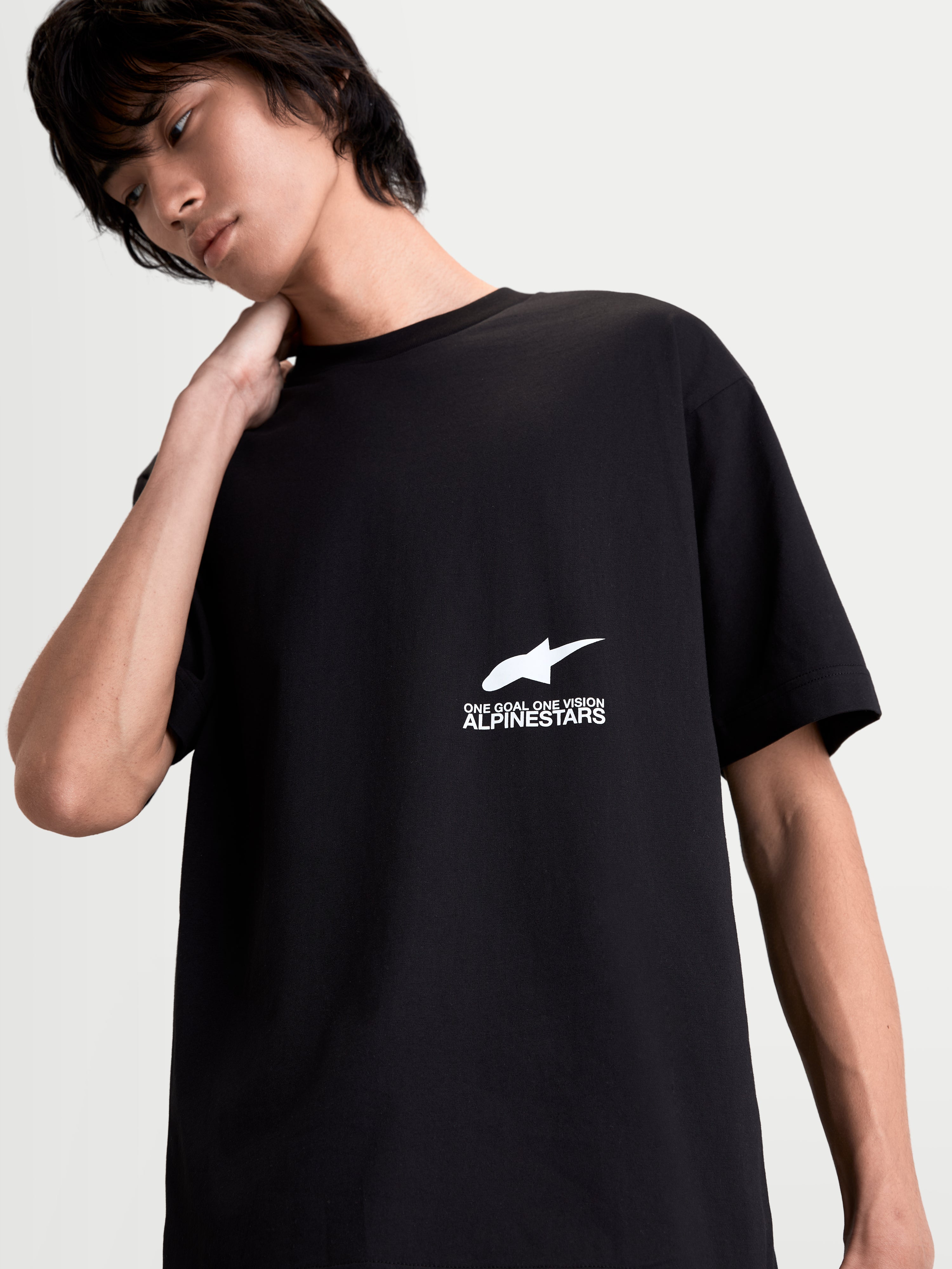 Alpinestars Maglietta Institute Oversized CSF, maglietta a maniche corte da uomo, nero con logo bianco sul petto e grafica One Goal One Vision, vestibilità oversized rilassata, stile sportswear e casual, misto cotone pettinato e poliestere.