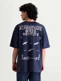 Alpinestars Institute Oversized SS CSF Tee, maglietta a maniche corte da uomo, blu navy e bianco, vestibilità oversized rilassata, grande grafica posteriore con scritte Speed Institute e 1963 Race-Life, stile sportswear.