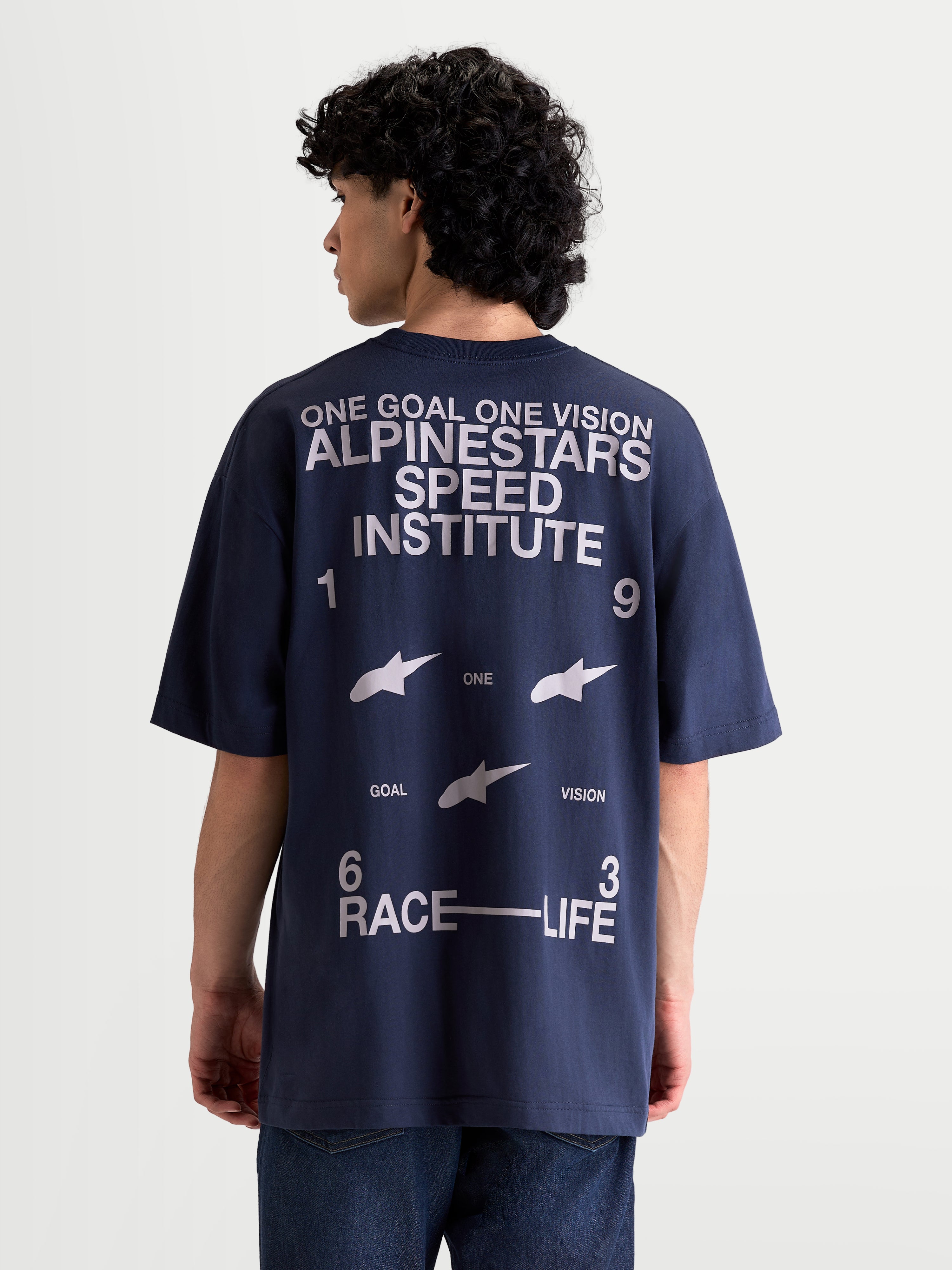 Alpinestars Institute Oversized SS CSF Tee, maglietta a maniche corte da uomo, blu navy e bianco, vestibilità oversized rilassata, grande grafica posteriore con scritte Speed Institute e 1963 Race-Life, stile sportswear.