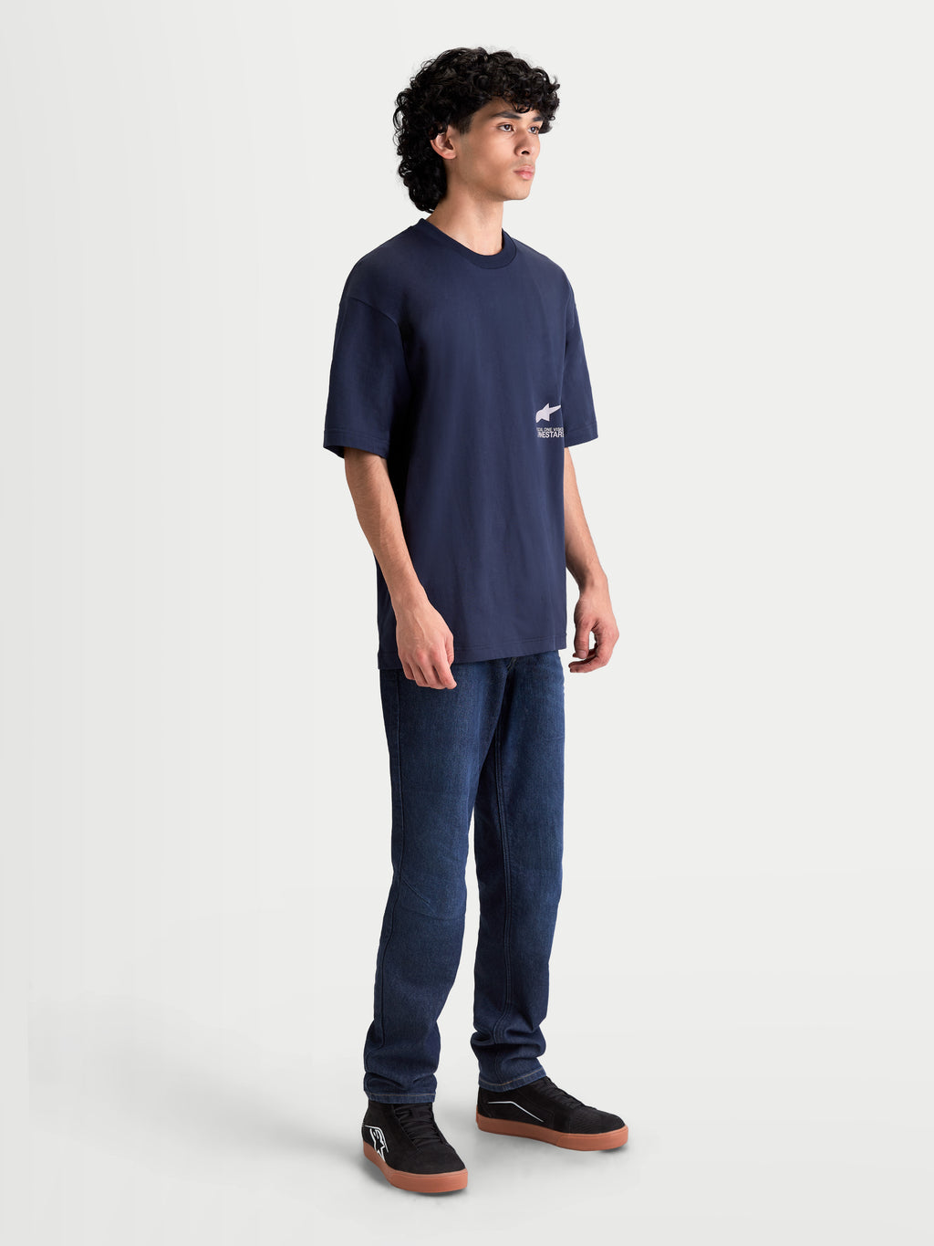 Alpinestars Institute Oversized SS CSF Tee, maglietta da uomo a maniche corte, blu navy, vista laterale su modello con vestibilità rilassata, logo bianco sul petto, in misto cotone e poliestere, stile sportswear.