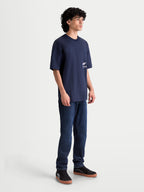 Alpinestars Institute Oversized SS CSF Tee, maglietta da uomo a maniche corte, blu navy, vista laterale su modello con vestibilità rilassata, logo bianco sul petto, in misto cotone e poliestere, stile sportswear.