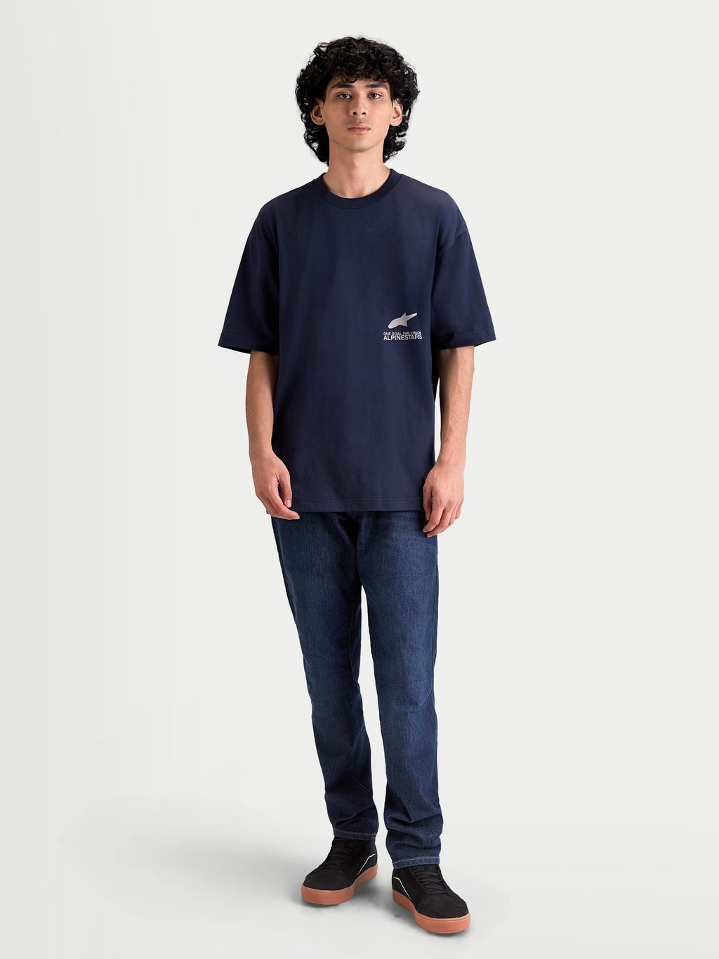 Alpinestars Institute Oversized SS CSF Tee, maglietta a maniche corte da uomo, blu navy, vestibilità rilassata oversize, piccolo logo bianco frontale sul petto, stile sportswear casual.