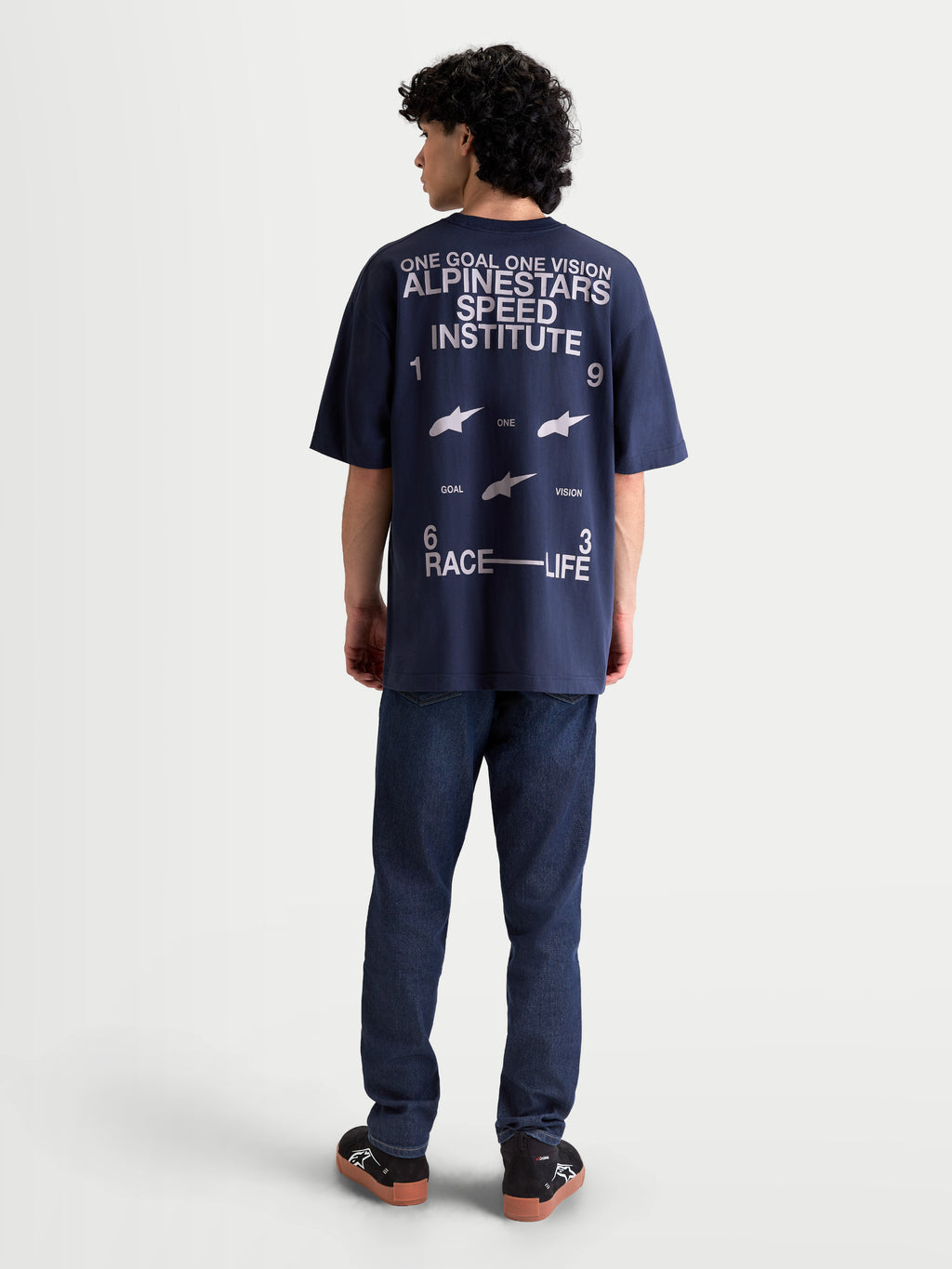 Alpinestars Institute Oversized SS CSF Tee, maglietta a maniche corte da uomo, vestibilità oversize, blu con grafica bianca sul retro Alpinestars Speed Institute, slogan One Goal One Vision e branding Race Life, vista posteriore su modello