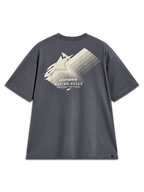 Alpinestars Ghost Oversized CSF Tee, maglietta a maniche corte grigio antracite, vista posteriore con grande grafica logo sfumata bianco sporco e scritta Racing Ahead