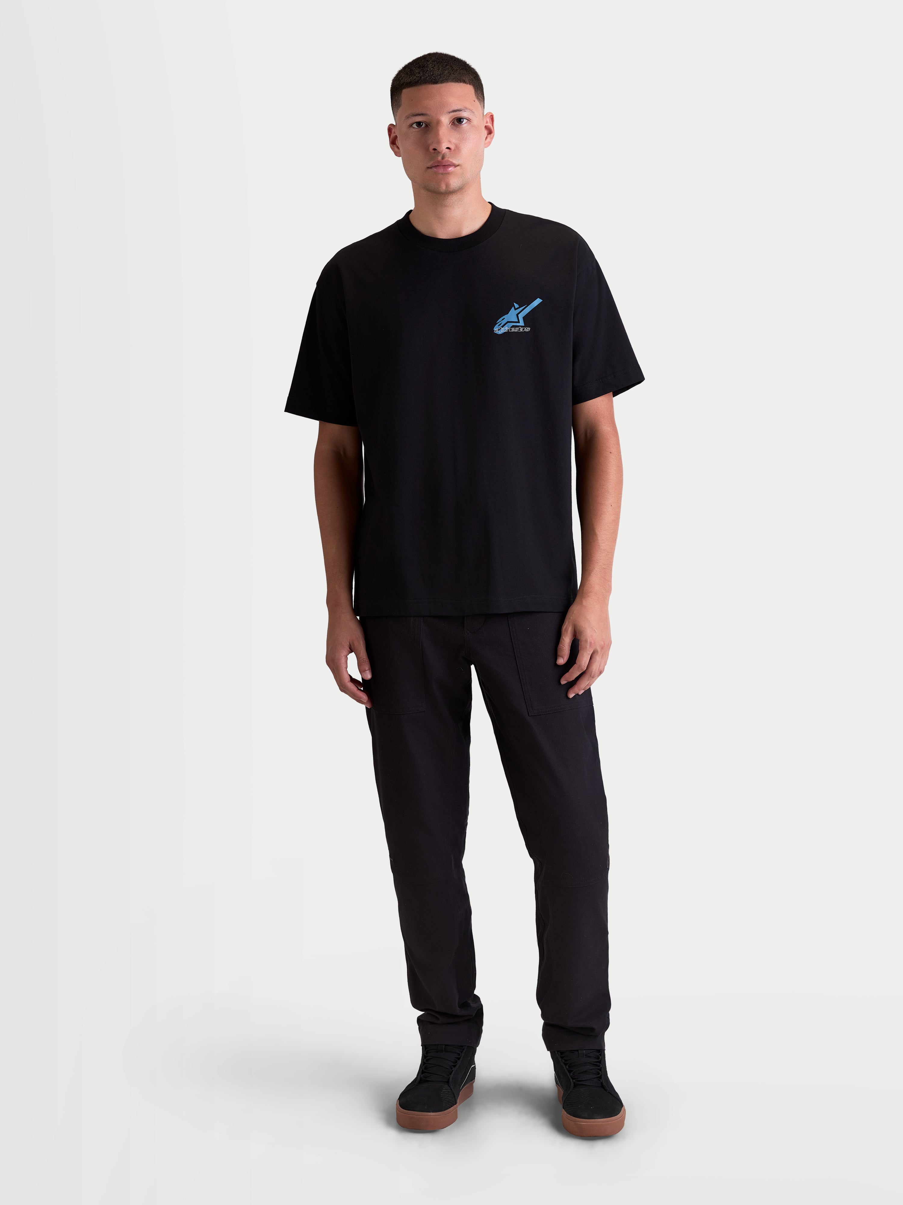 Alpinestars Maglietta Ghost Oversized CSF, maglietta a maniche corte da uomo, nera con grafica logo blu sul petto, silhouette oversize rilassata, stile casual di ispirazione motorsport.