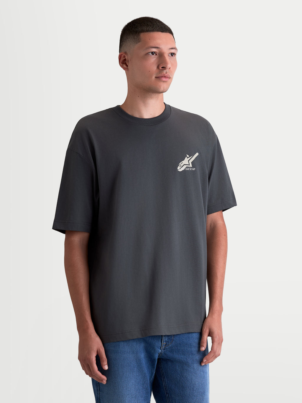 Alpinestars Maglietta Ghost Oversized CSF, maglietta a maniche corte da uomo, grigio antracite, vestibilità oversize rilassata, piccolo logo Astars bianco sul petto, sportswear casual.