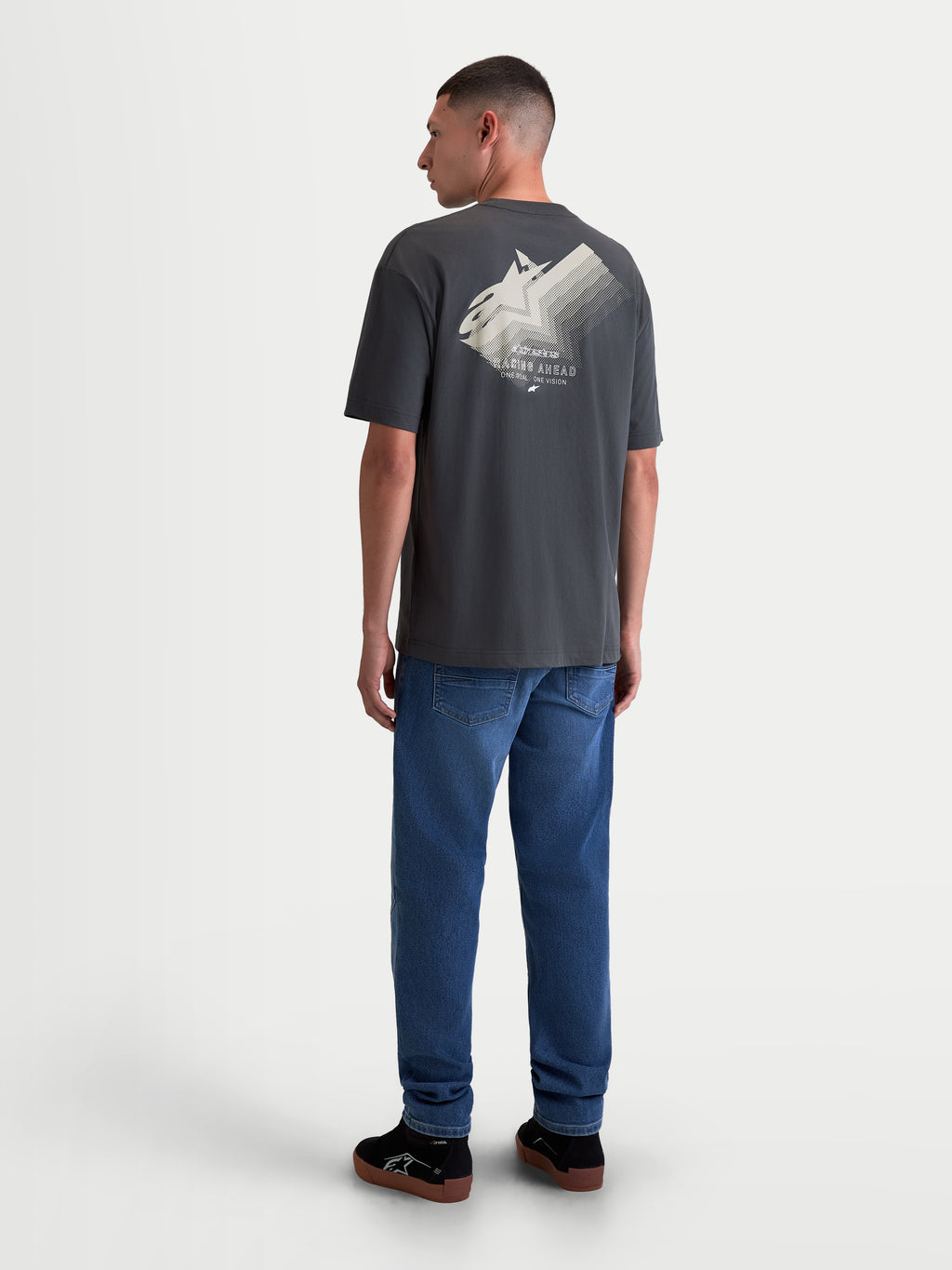 Alpinestars maglietta Ghost Oversized CSF, maglietta da uomo a maniche corte, grigio carbone, vista posteriore con grande grafica del logo Astars sfumata e scritta "Racing Ahead", vestibilità oversize rilassata, sportswear casual