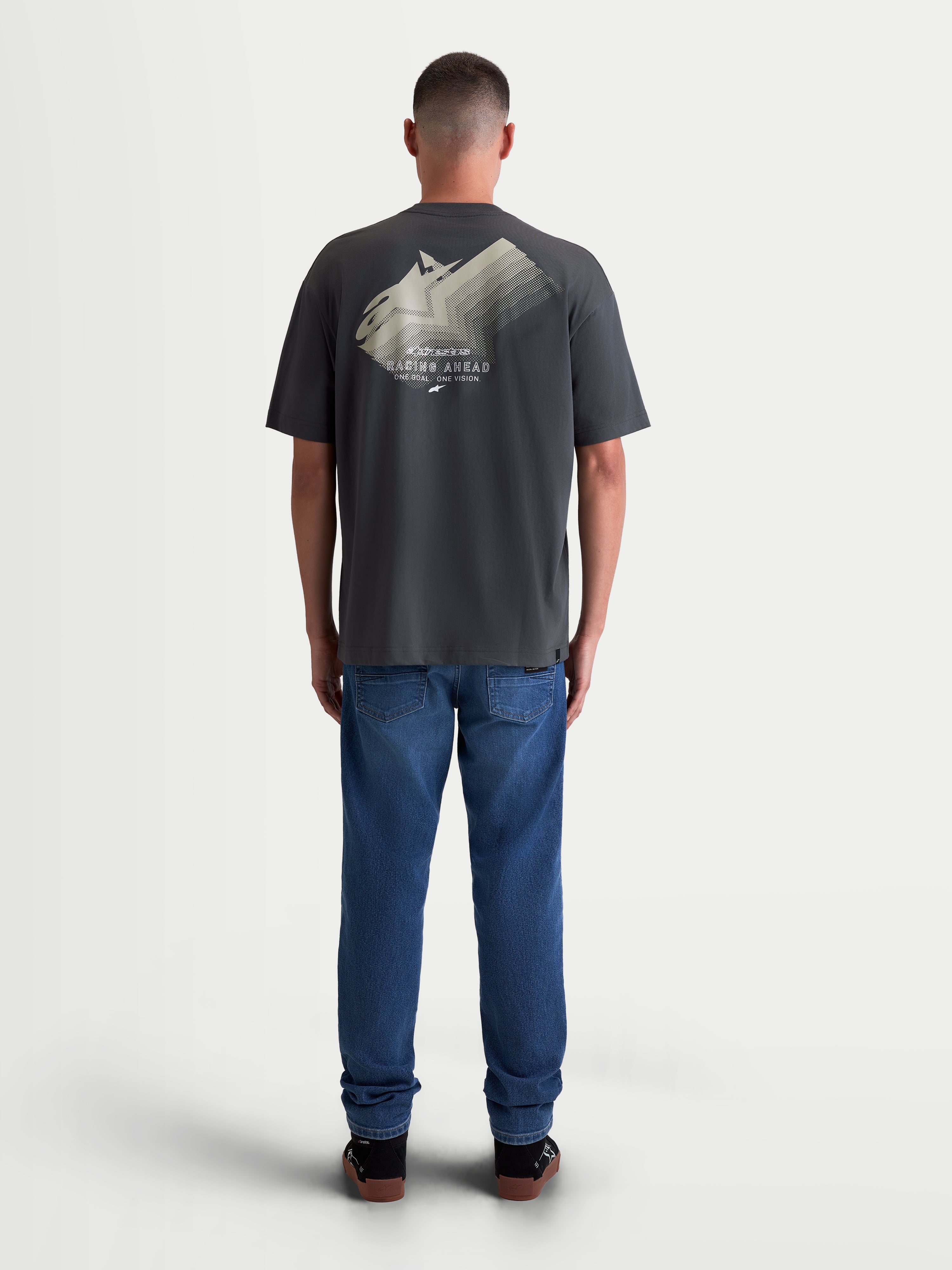 Alpinestars Maglietta Ghost Oversized CSF, maglietta a maniche corte da uomo, vista posteriore, grigio antracite con grande grafica logo beige sfumata sulla schiena, vestibilità ampia e stile sportswear.