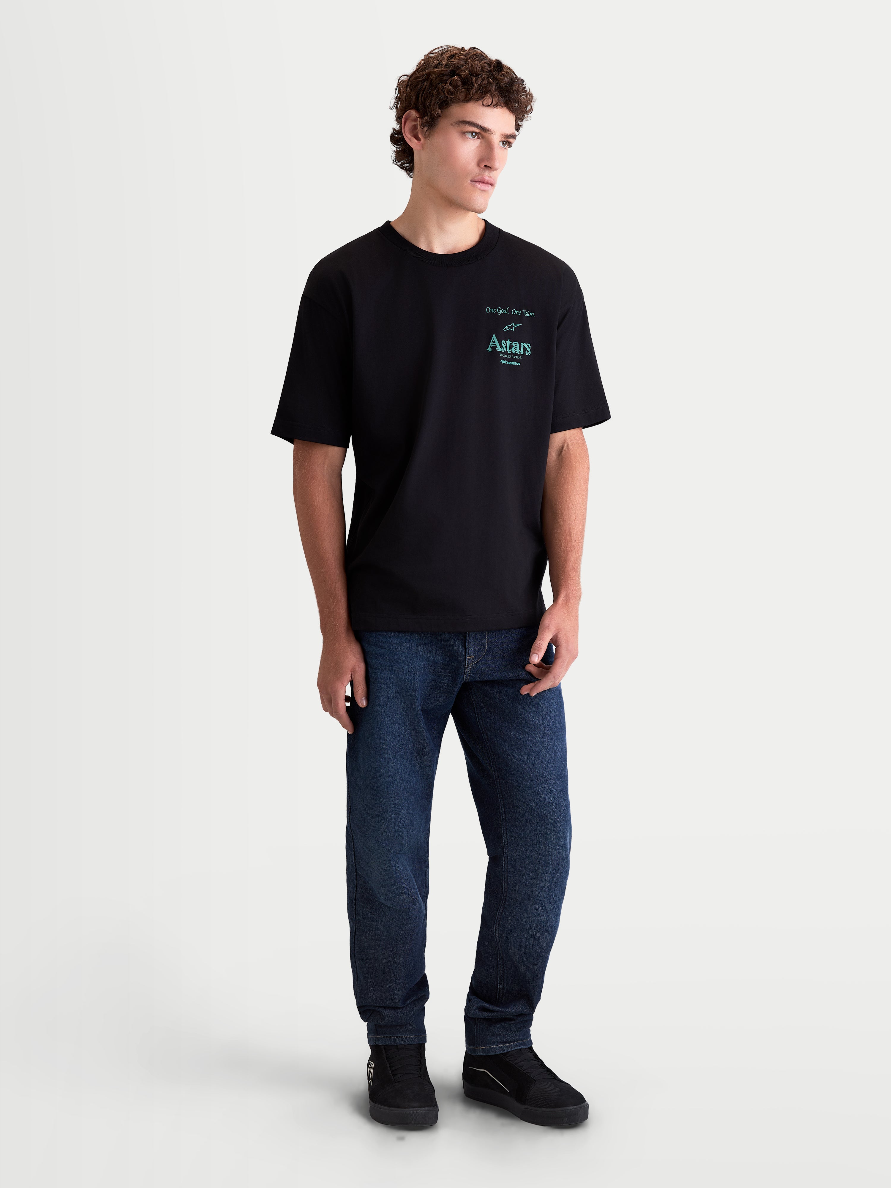 Alpinestars Maglietta Post Oversized CSF, maglietta a maniche corte da uomo, nera con logo Astars verde acqua sul petto, vestibilità oversized, stile casual sportswear, mostrata su modello