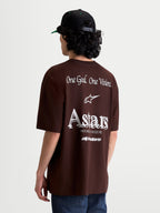 Alpinestars maglietta Post Oversized CSF, maglietta sportswear a maniche corte, vista posteriore su modello con grafiche bianche One Goal. One Vision. e logo Astars, marrone, vestibilità oversized, in misto cotone e poliestere, abbigliamento casual