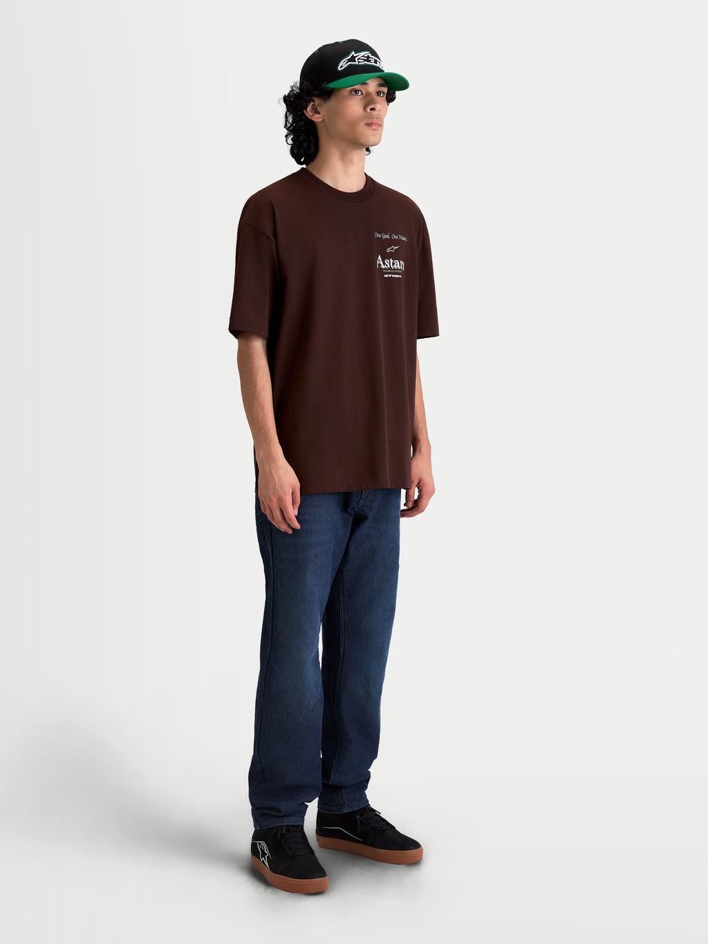 Alpinestars maglietta Post Oversized CSF, maglietta da uomo a maniche corte marrone, vestibilità oversize, grafica logo Astars sul petto, in misto cotone e poliestere, sportswear casual ispirato al motorsport, indossata su modello.