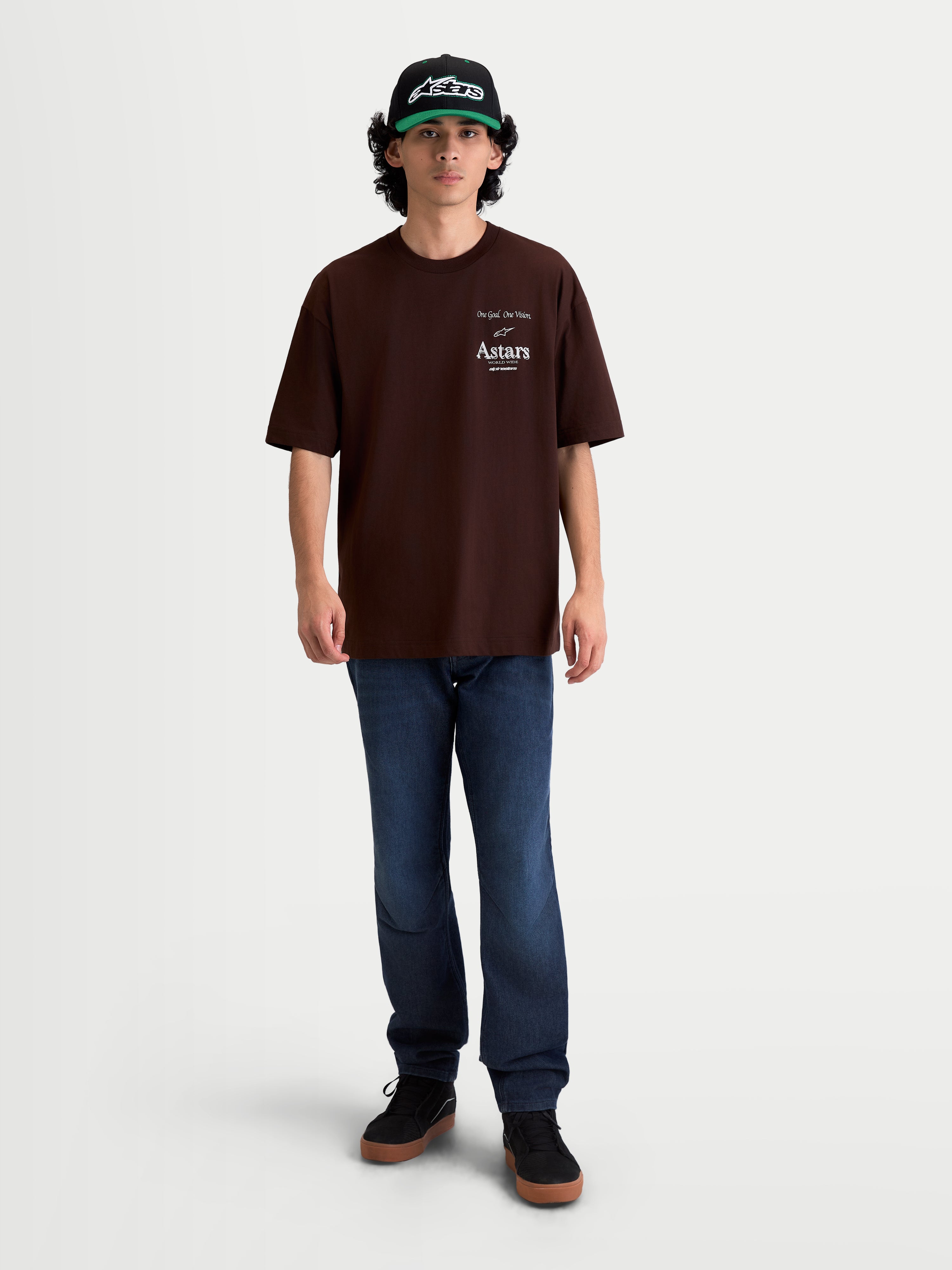 Alpinestars Maglietta Post Oversized CSF, maglietta sportswear da uomo a maniche corte, marrone con logo Astars bianco, vestibilità oversize rilassata, misto cotone e poliestere, vista frontale su modello