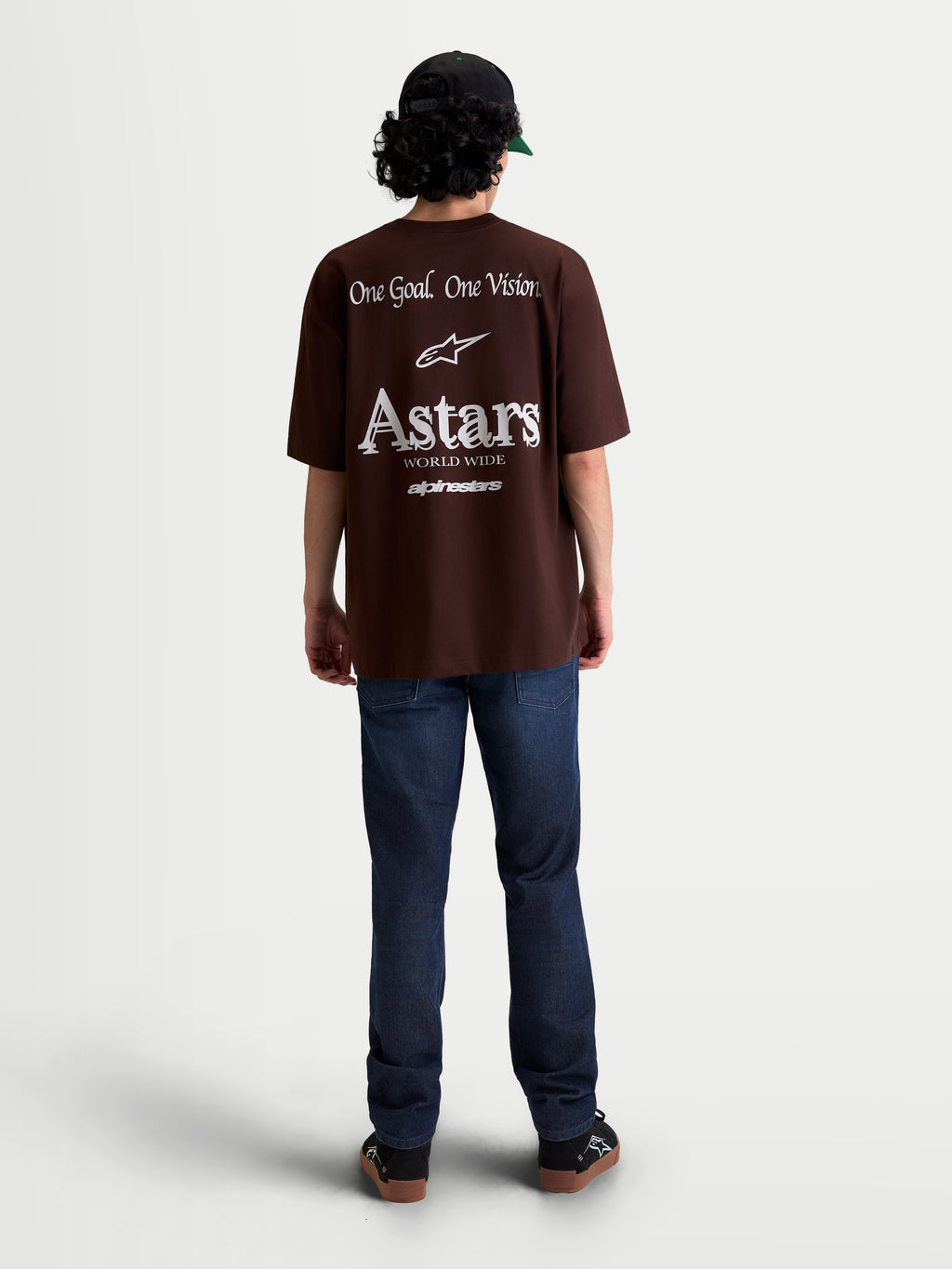Alpinestars Maglietta Post Oversized CSF, maglietta a maniche corte marrone, vestibilità oversized, grafiche bianche sul retro con logo Astars World Wide e scritta One Goal. One Vision., stile sportswear casual unisex