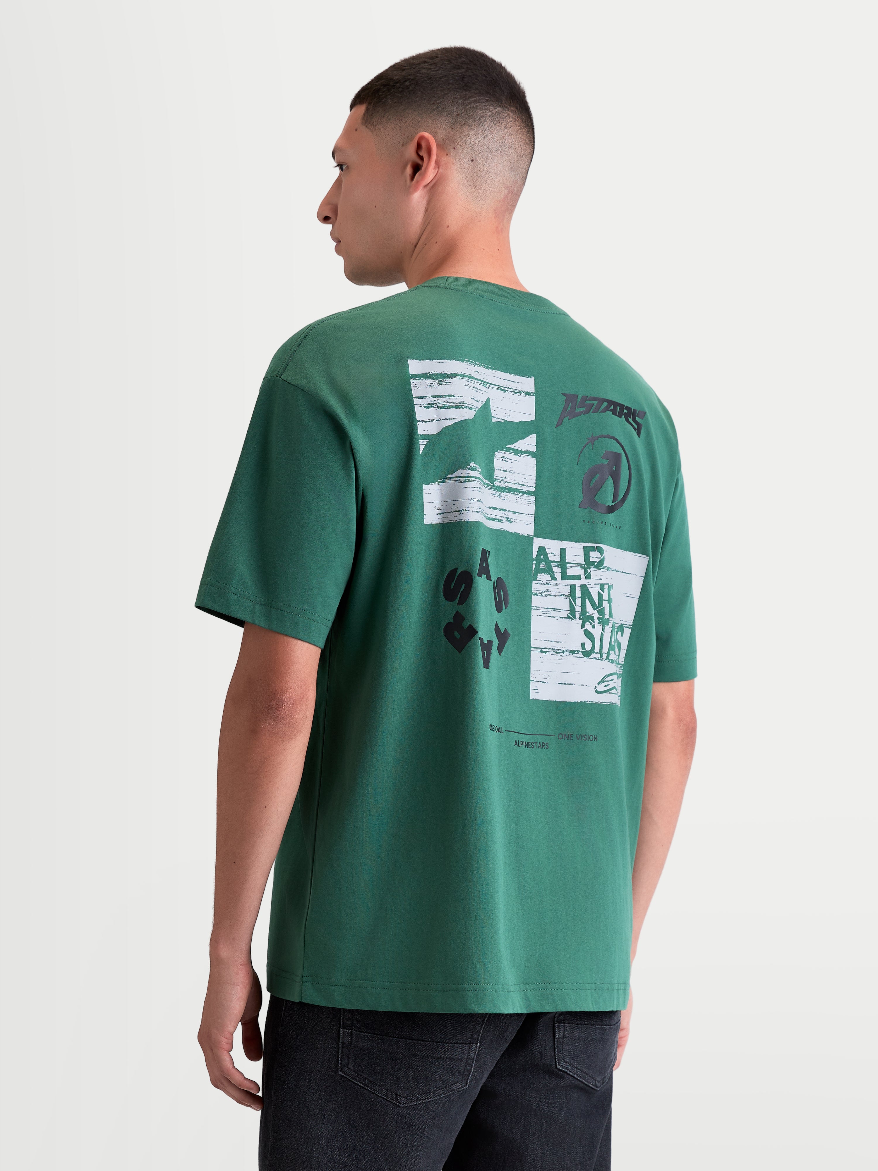 Alpinestars Maglietta Checkback Oversized CSF, maglietta sportswear a maniche corte, vista posteriore su modello, verde, grafica a scacchi bianca e nera con logo Astars e branding motorsport, vestibilità oversized casual.