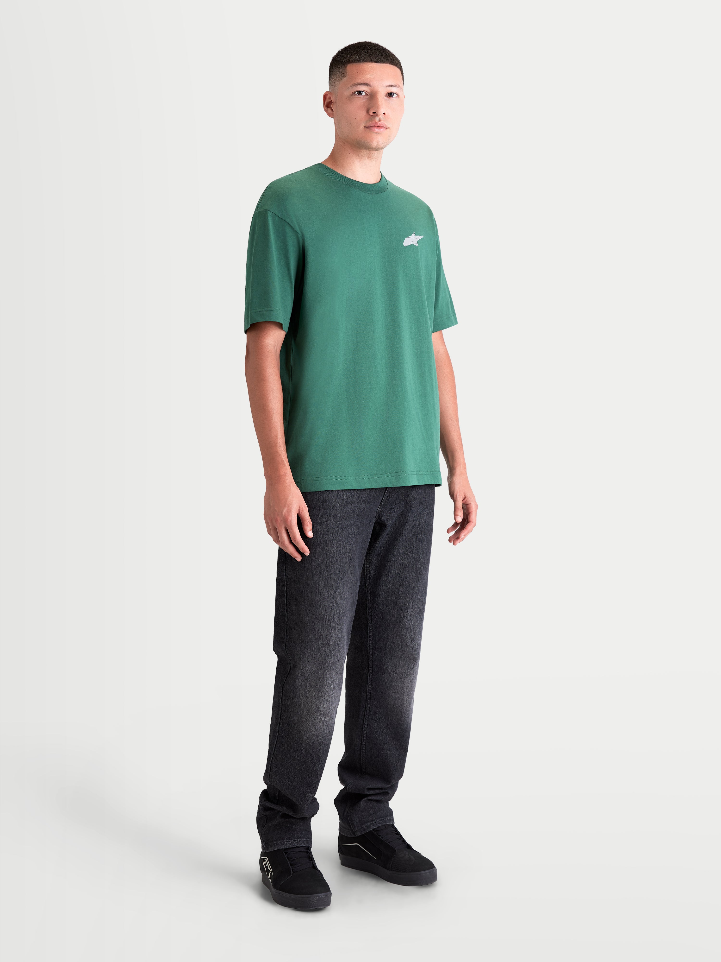 Alpinestars Maglietta Checkback Oversized CSF, maglietta a maniche corte sportswear verde, vestibilità oversize rilassata, piccolo logo Astars bianco sul petto, vista frontale su modello.