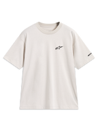Alpinestars Mandate Oversized CSF Tee, maglietta a maniche corte beige sabbia con logo puff print nero sul petto e grafica sulla manica, vestibilità oversized, stile sportswear casual.