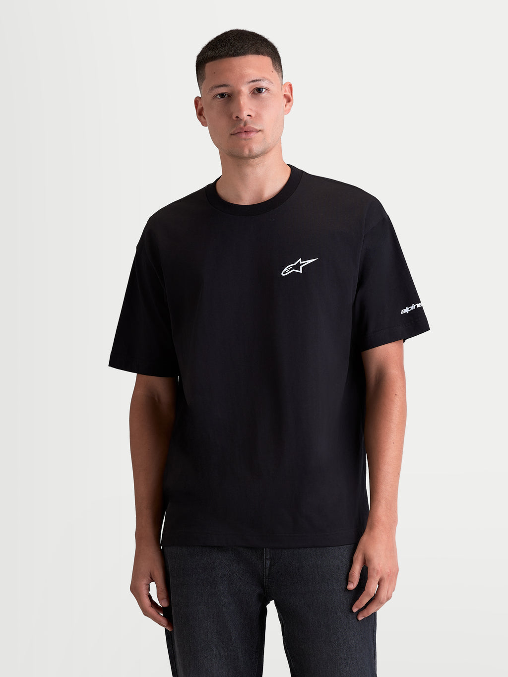 Alpinestars Mandate Oversized CSF, maglietta da uomo a maniche corte, nera, logo Astars bianco sul petto in puff print, vestibilità oversized rilassata, lettering sulla manica, stile sportswear casual