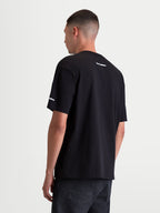 Alpinestars maglietta Mandate Oversized CSF, maglietta da uomo a maniche corte, vista posteriore con loghi bianchi sul retro del collo e sulla manica, nera, vestibilità oversized rilassata, stile sportswear casual.