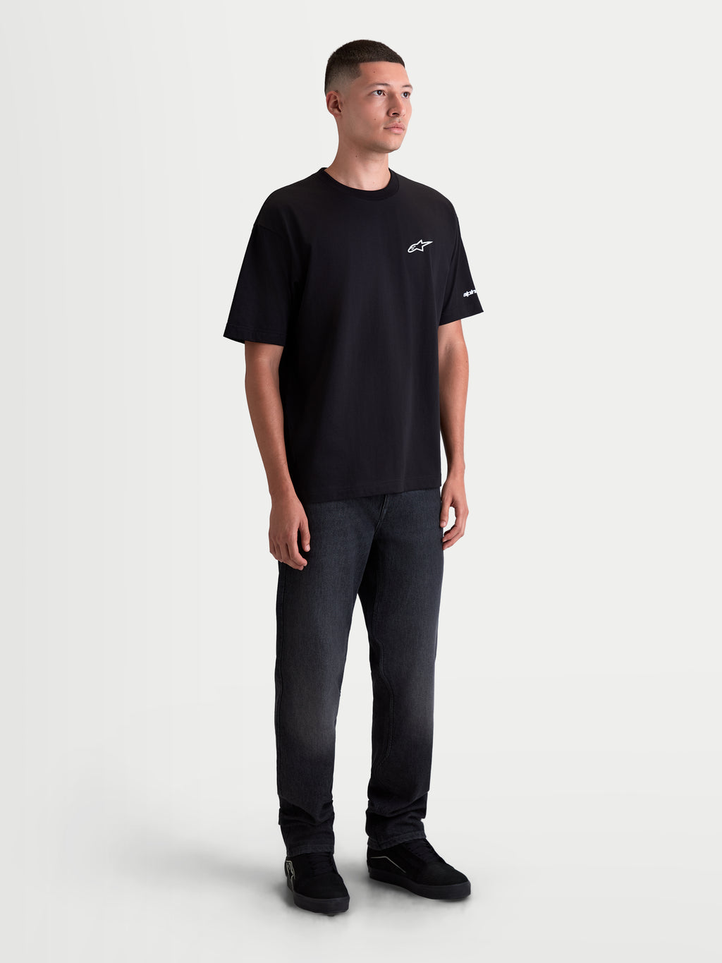 Alpinestars Maglietta Mandate Oversized CSF, maglietta a maniche corte da uomo, nera, vestibilità oversized rilassata, logo Astars bianco in puff print sul petto e grafica sulla manica, stile sportswear casual