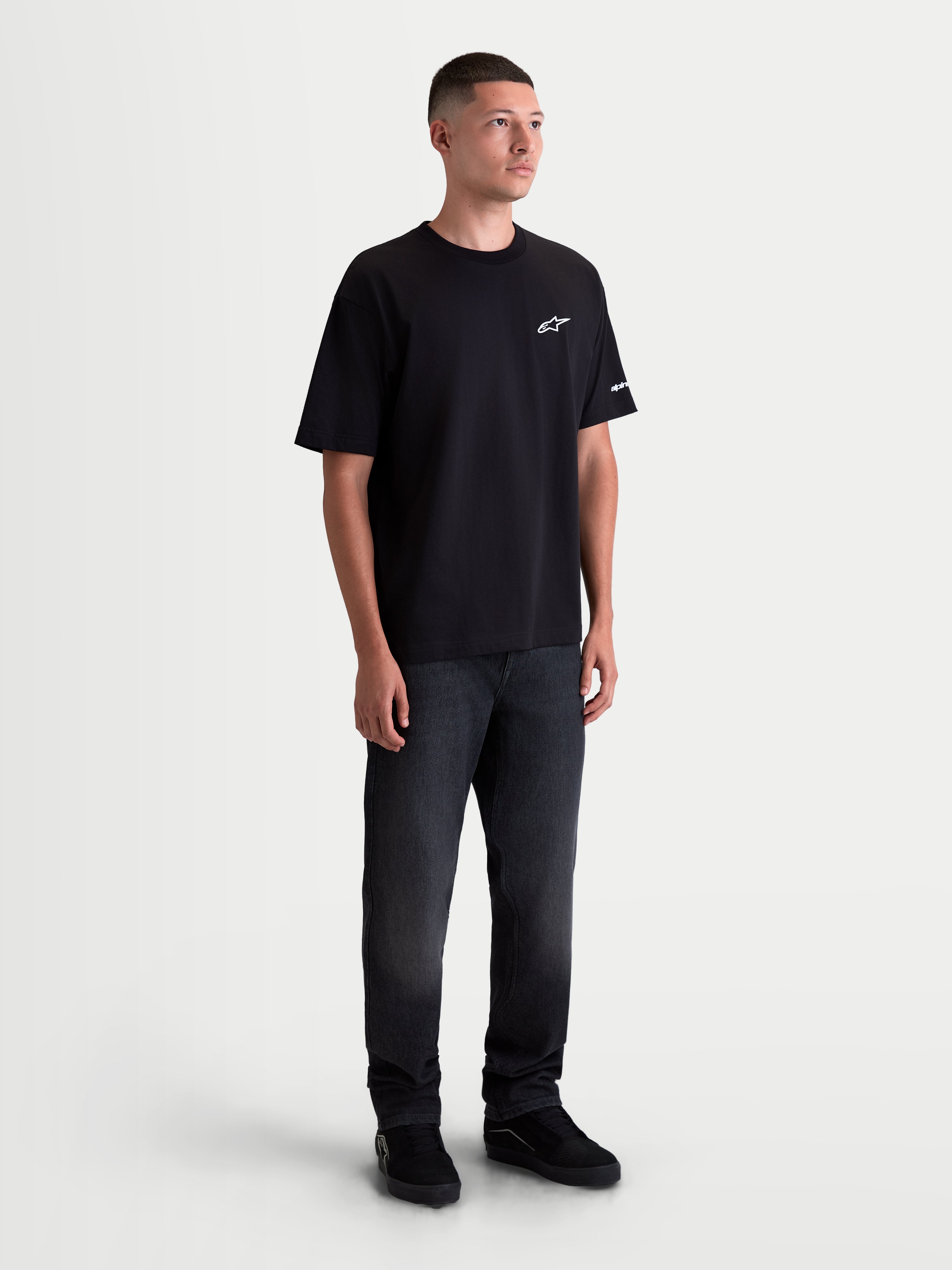 Alpinestars Maglietta Mandate Oversized CSF, maglietta a maniche corte da uomo, nera, vestibilità oversized rilassata, logo Astars bianco in puff print sul petto e grafica sulla manica, stile sportswear casual