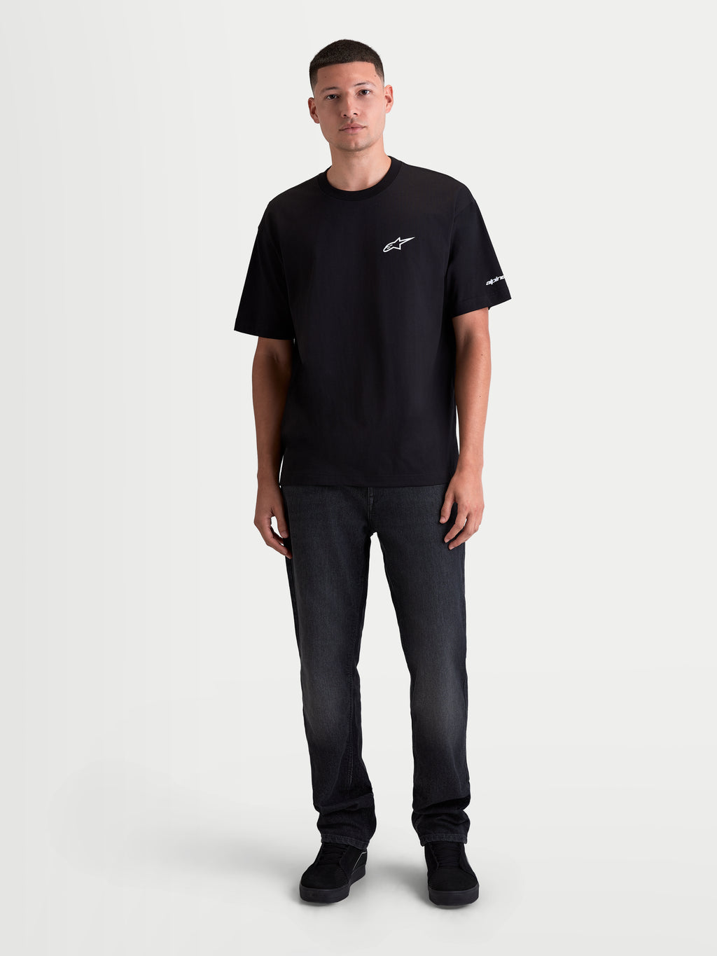 Alpinestars Maglietta Mandate Oversized CSF, maglietta a maniche corte da uomo, nera con logo Astars bianco in puff print sul petto e grafica sulla manica, vestibilità oversized rilassata, sportswear casual.