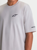 Alpinestars Maglietta Mandate Oversized CSF, maglietta sportswear a maniche corte unisex, grigio cemento, logo Astars nero a rilievo sul petto, vestibilità oversized per il massimo comfort casual.