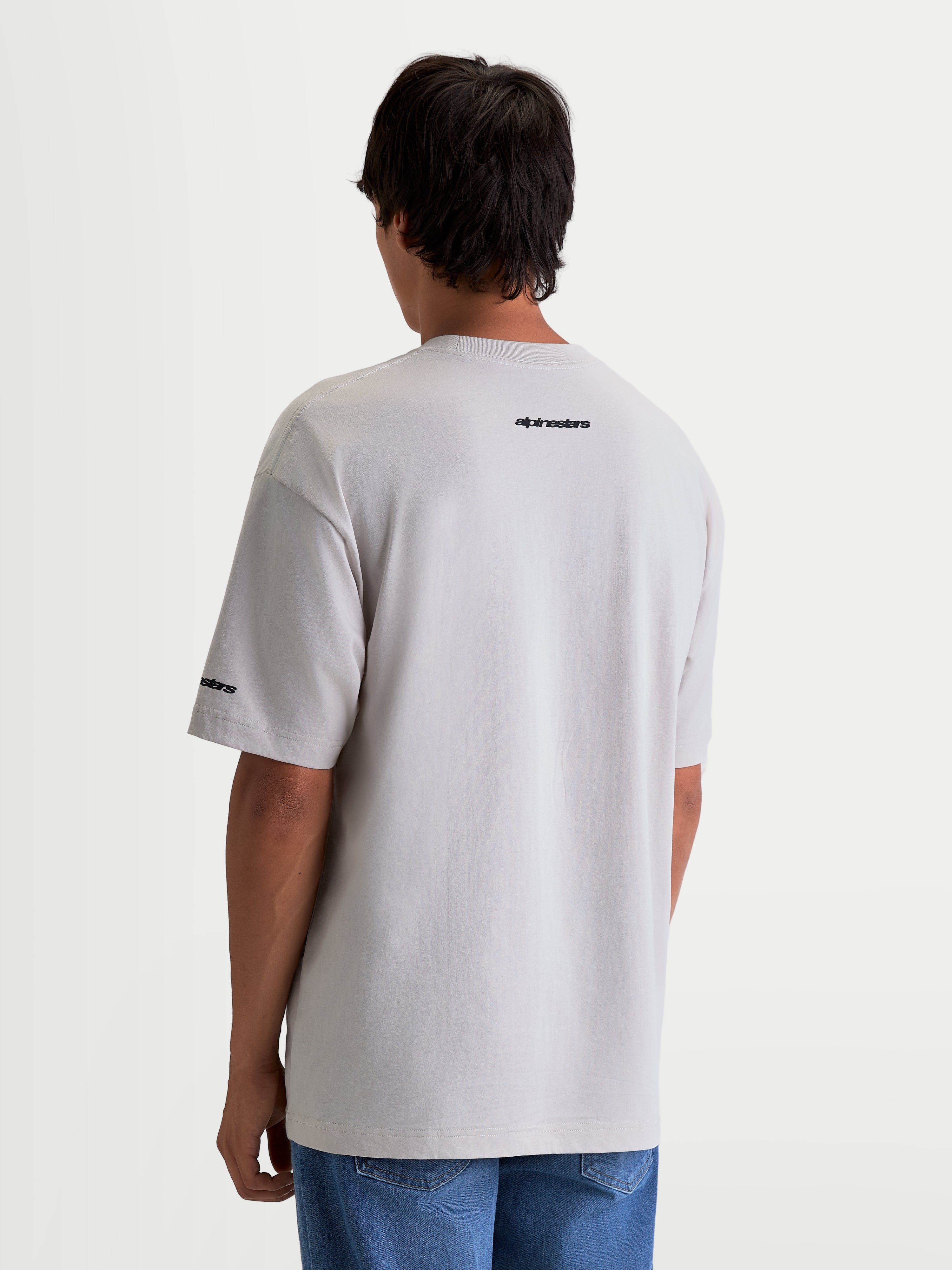 Alpinestars maglietta Mandate Oversized CSF, maglietta a maniche corte da uomo vista dal retro, grigio cemento, vestibilità oversized, grafiche con marchio sulla spalla e sulla manica, stile sportswear casual