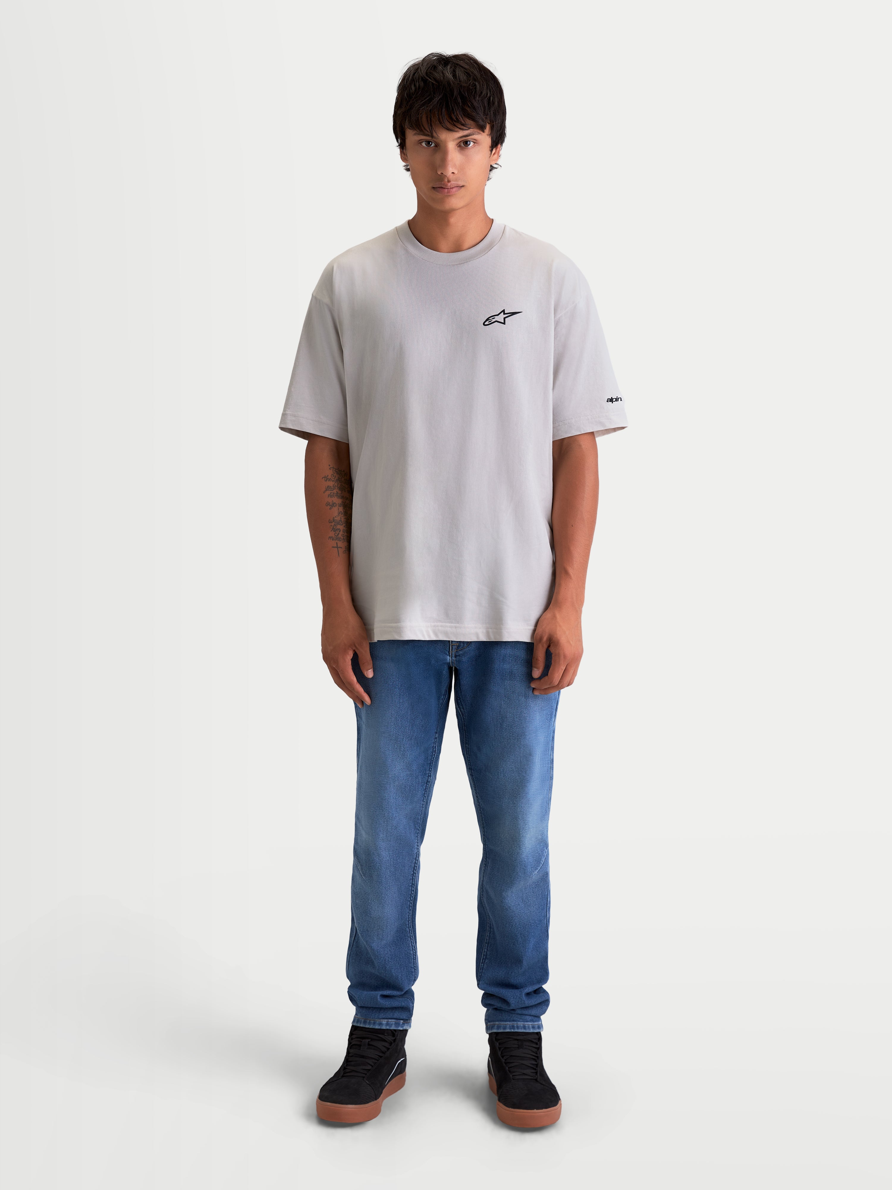 Alpinestars maglietta Mandate Oversized CSF, maglietta da uomo a maniche corte, grigio cemento, vestibilità oversized con logo Astars nero sul petto, stile sportswear casual