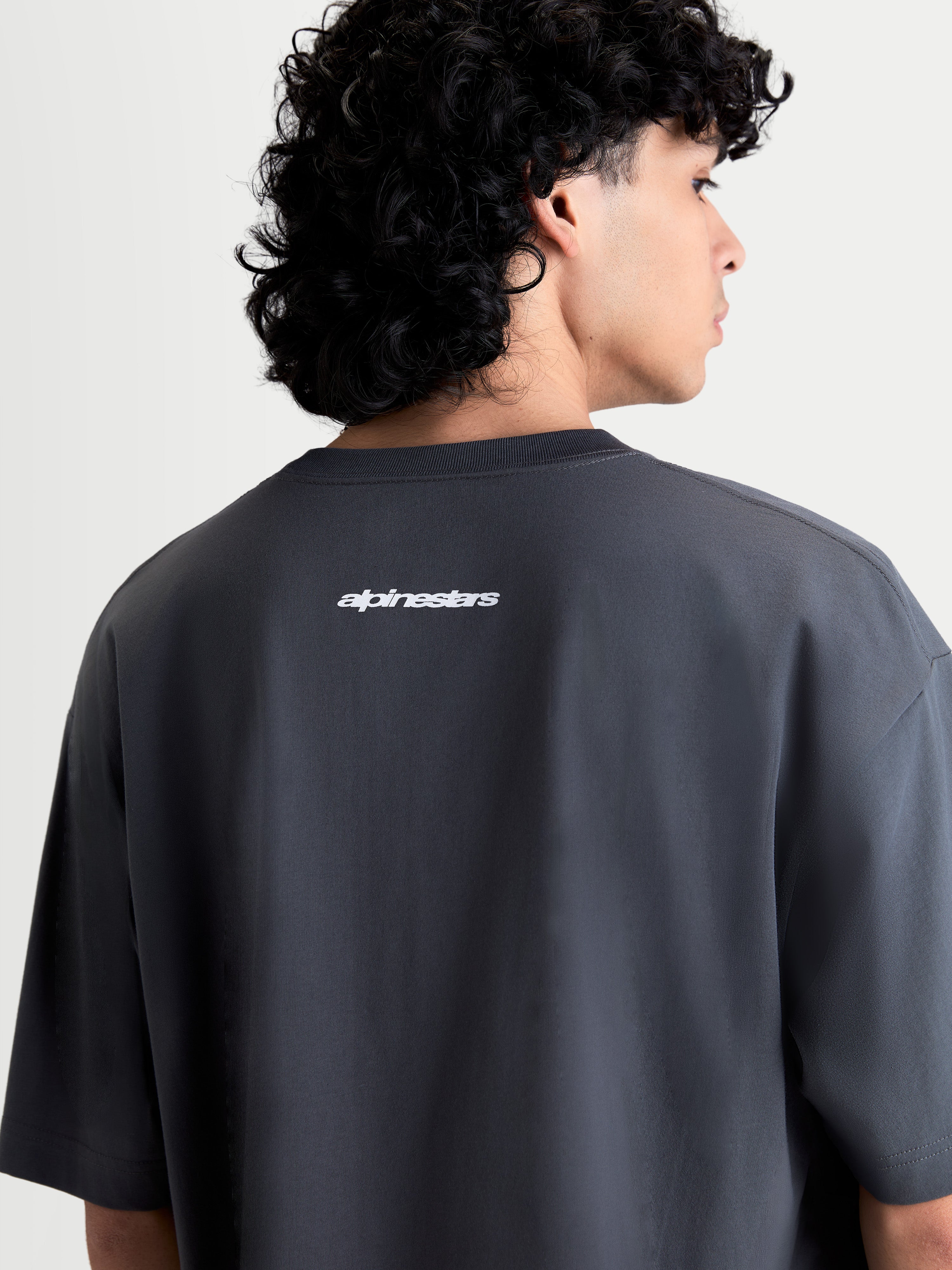 Alpinestars Maglietta Mandate Oversized CSF, maglietta a maniche corte grigia con logo Alpinestars bianco in puff print sul retro, vestibilità oversized rilassata, sportswear casual