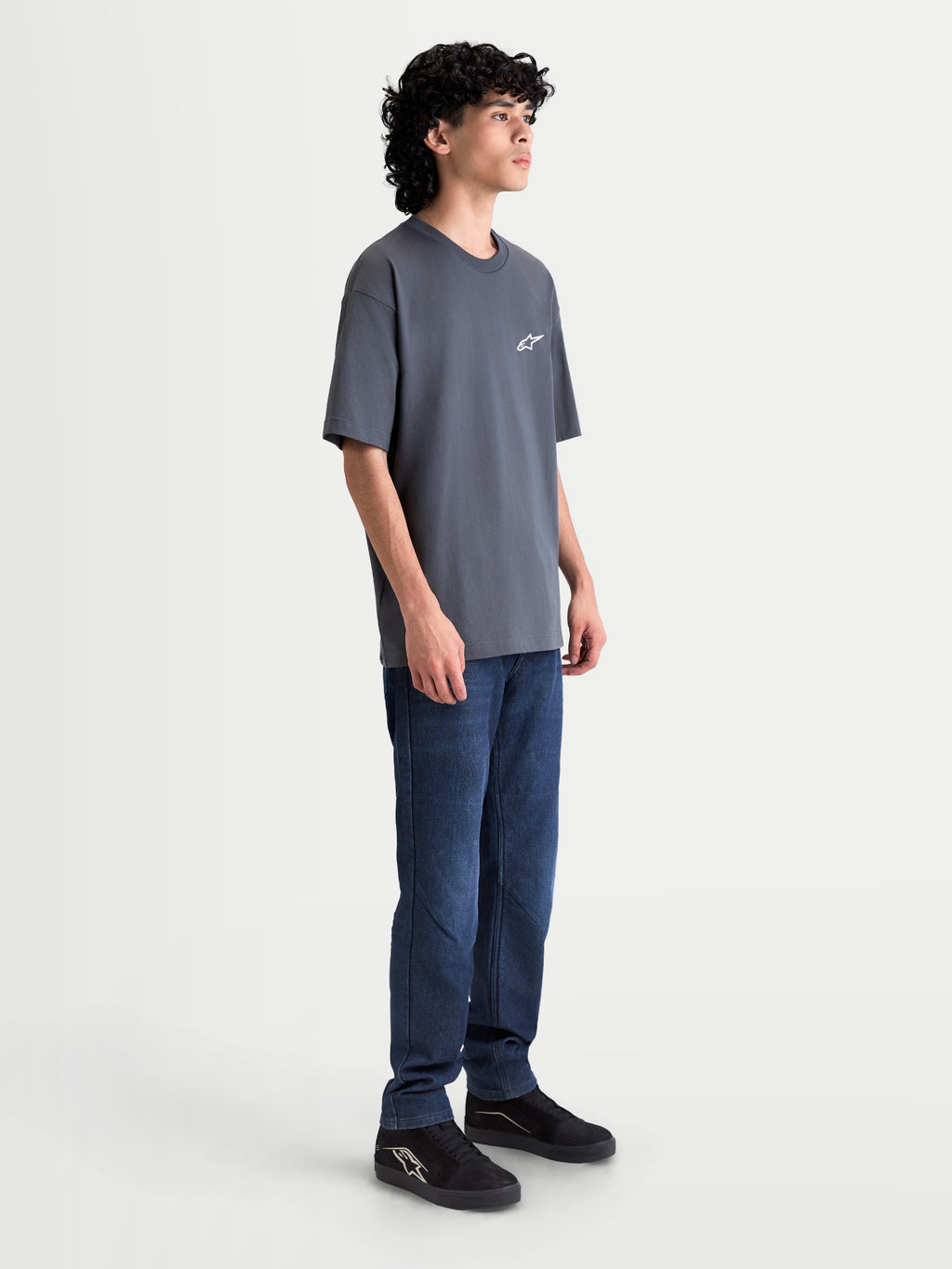 Alpinestars maglietta Mandate Oversized CSF, maglietta sportswear a maniche corte unisex, grigio, vestibilità oversized rilassata e logo Astars, vista laterale su modello